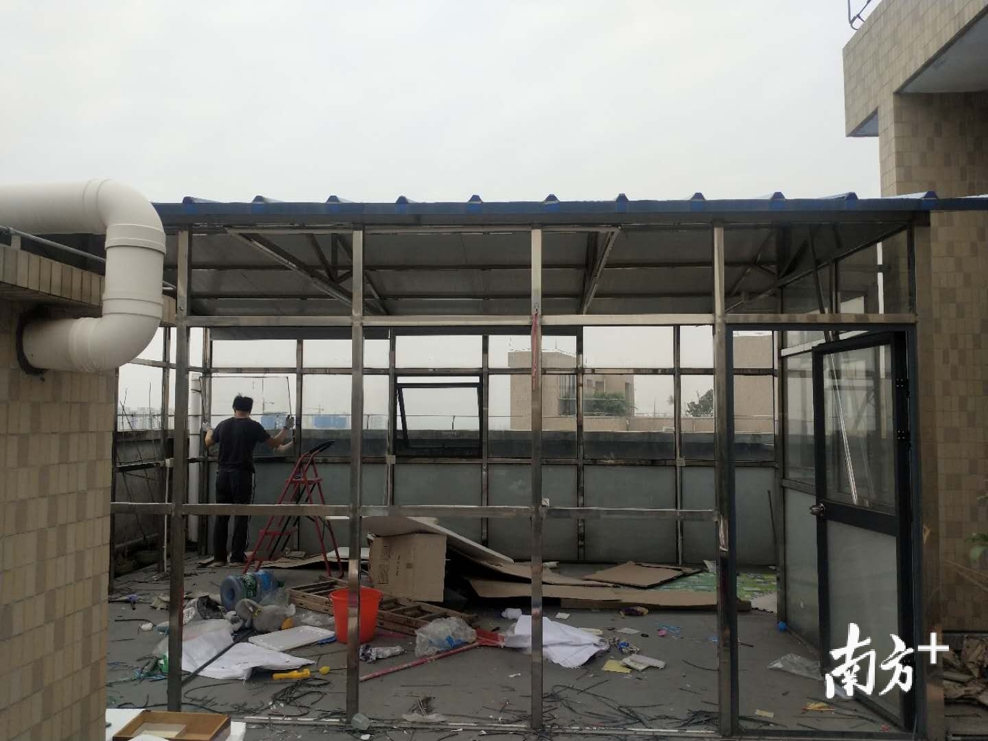 绿景西路某楼顶兴建建筑物,业主正在自拆中。