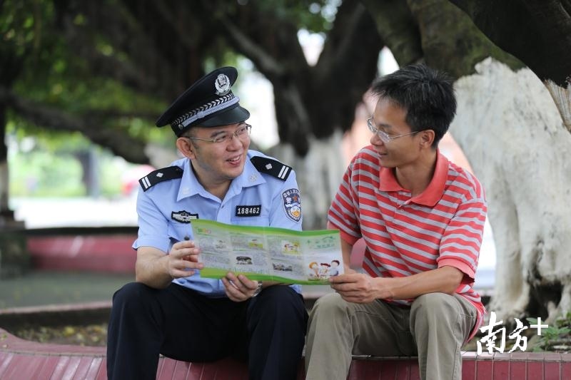 高明社区民警教居民识别电信诈骗。高明公安供图