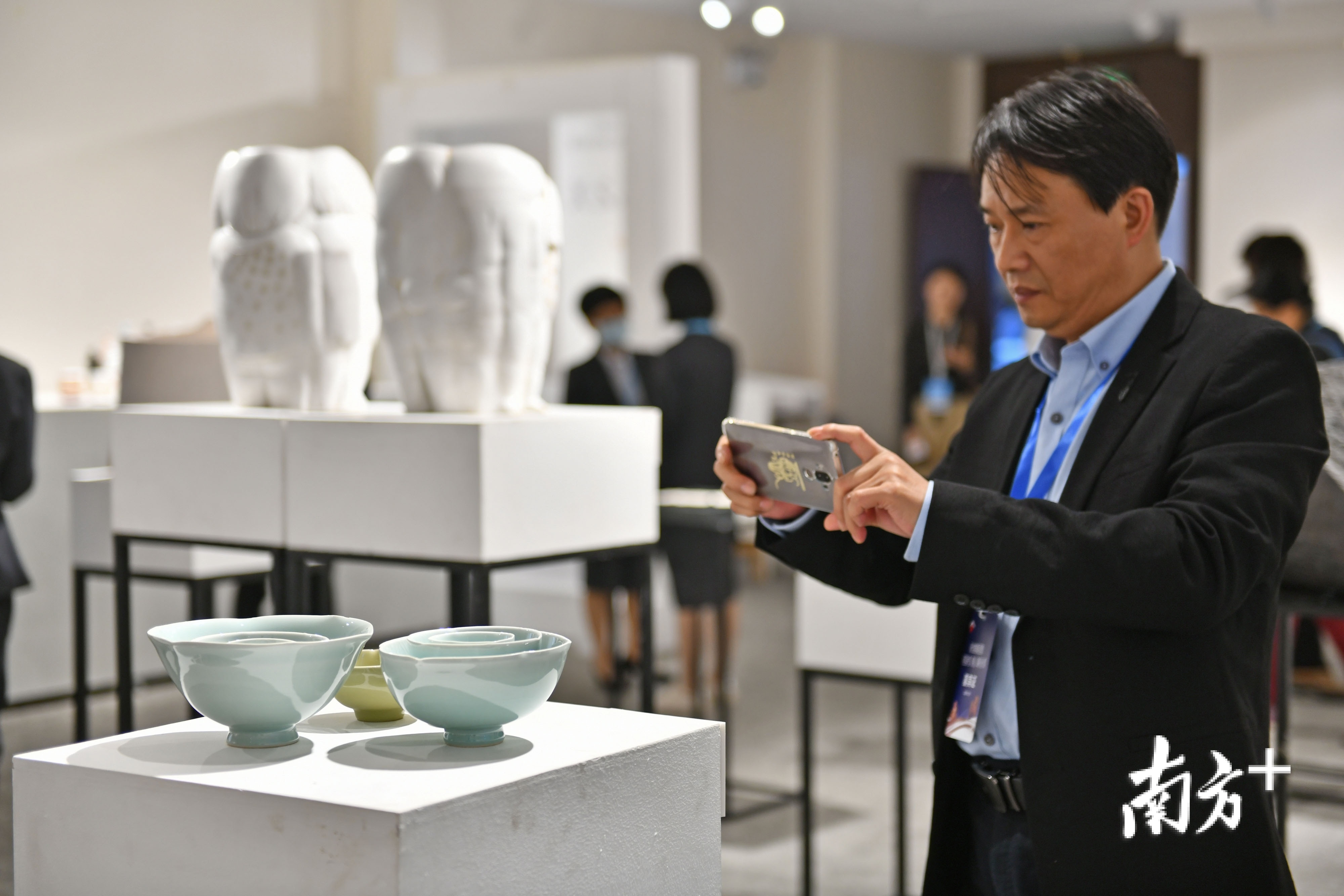 观众参观2020“石湾杯”青年陶瓷大赛作品展。