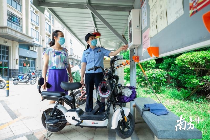 高明社区民警指导居民规范为电动车充电。高明公安供图