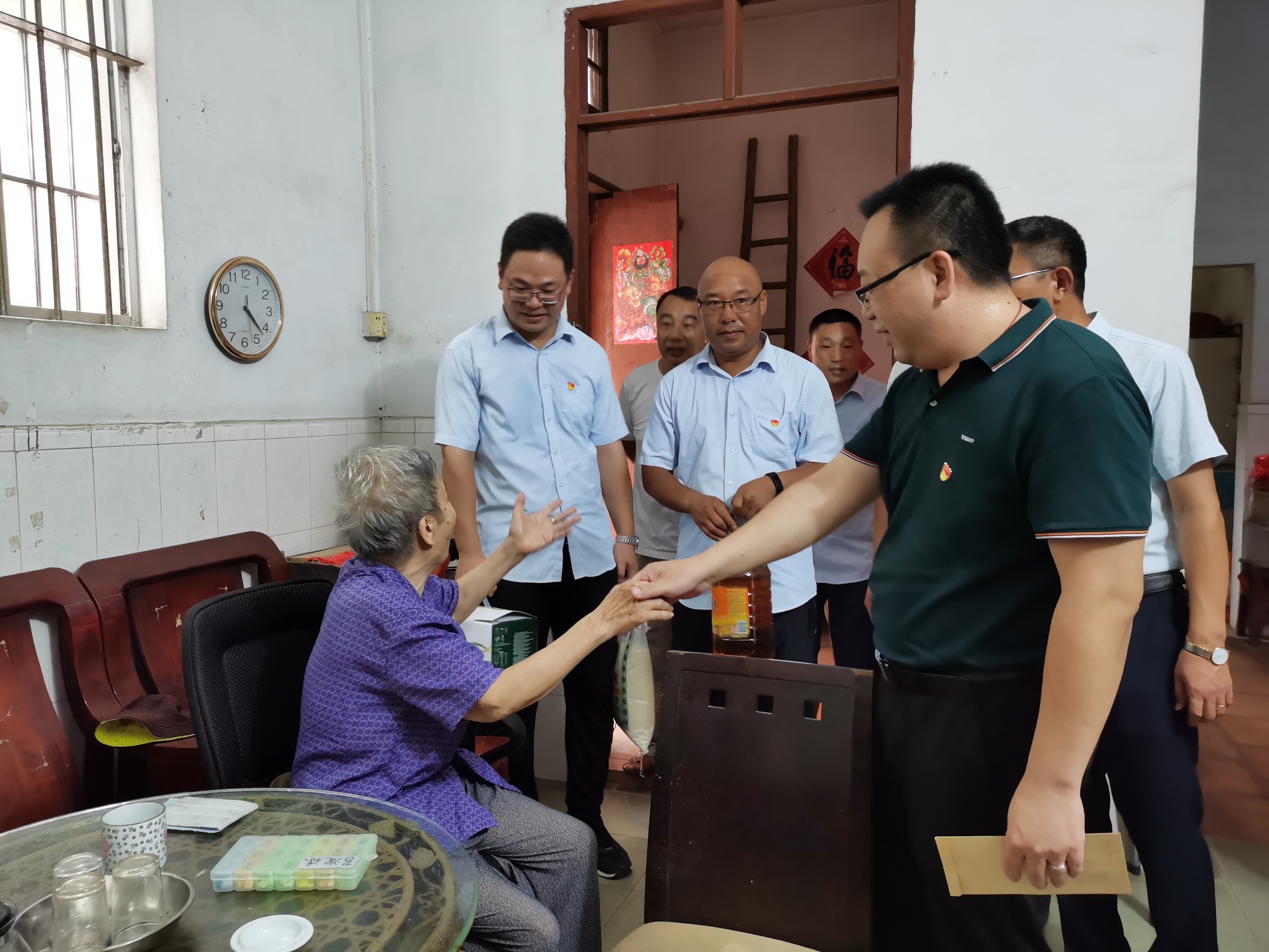 党员上门走访慰问群众。