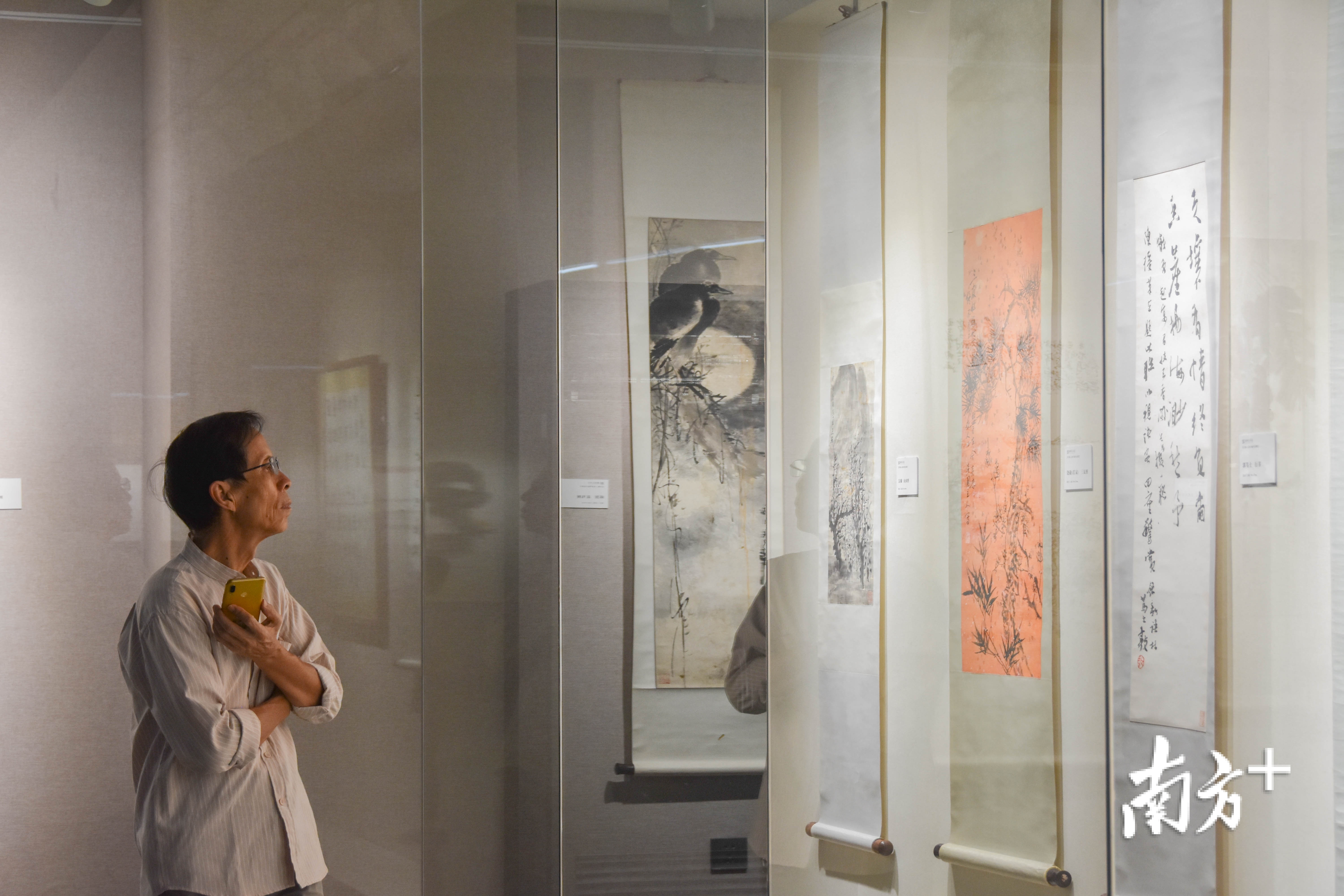 图为观众在潮州美术馆观展。