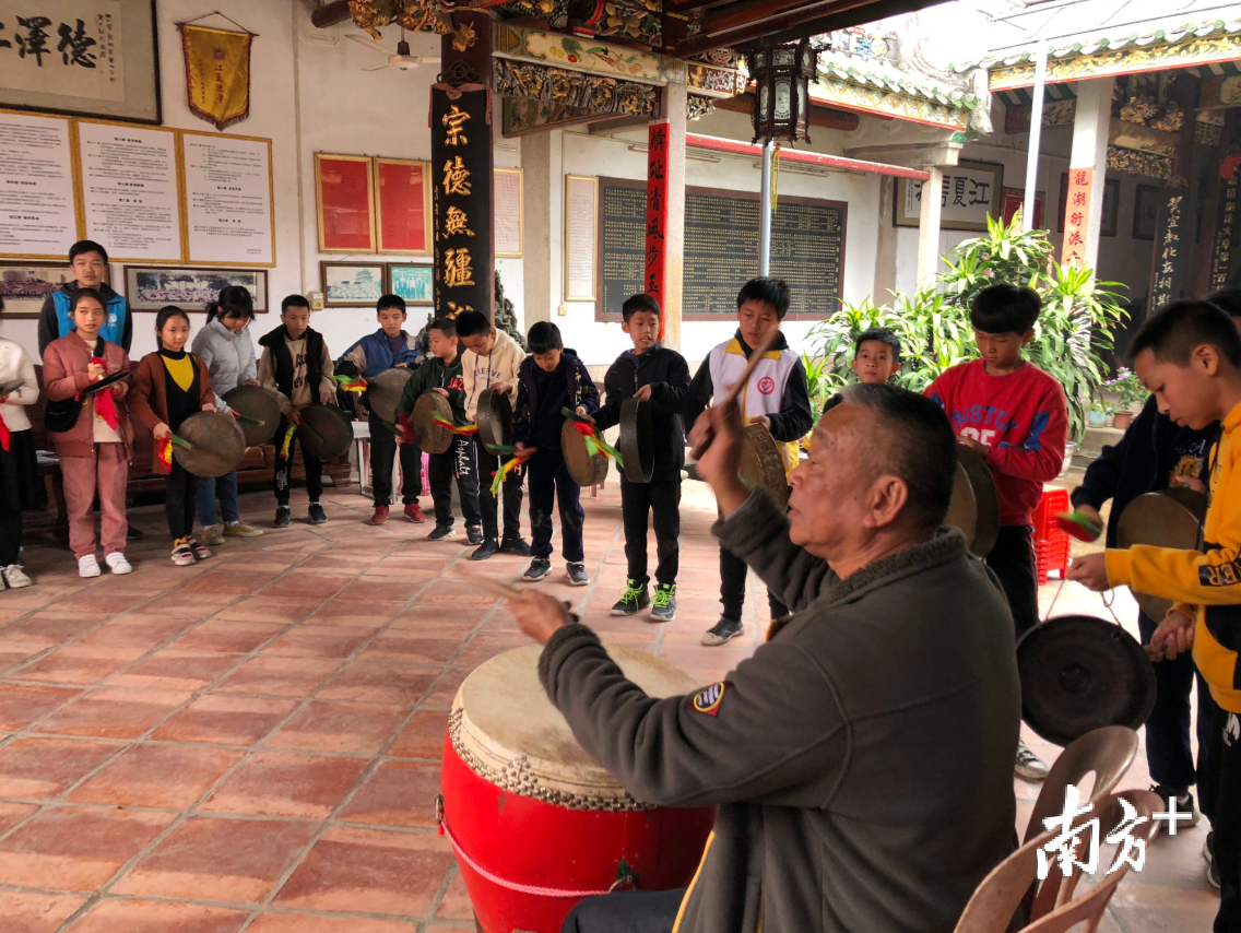龙湖镇社工站社工们带着孩子学习锣鼓敲打技法。受访者供图