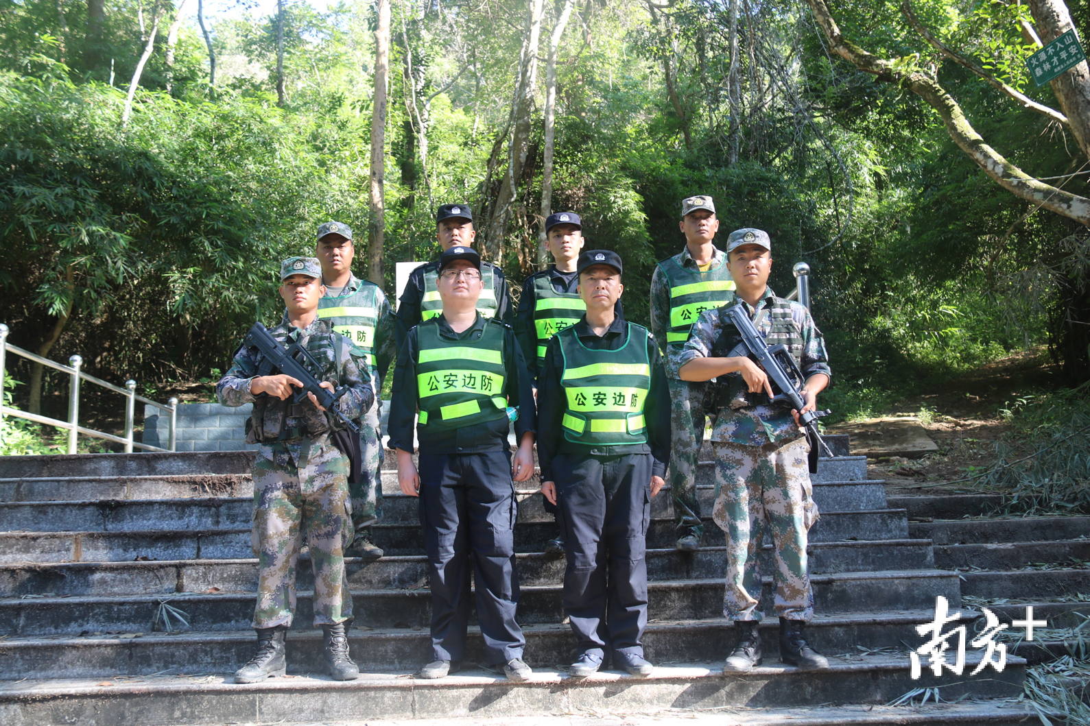 与解放军边防连队，民兵，进行边境巡逻合影。
