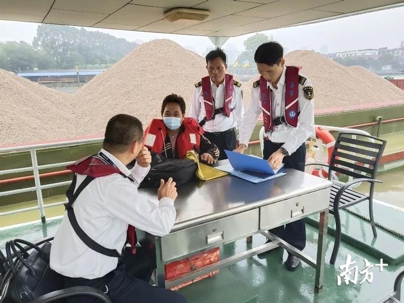 佛山海事部门对砂石船航行情况进行调查。佛山海事局供图