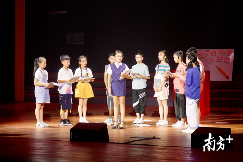 小品《一网情深》。唐欣汇 摄