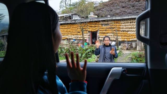 视频|两代人的“出山路”