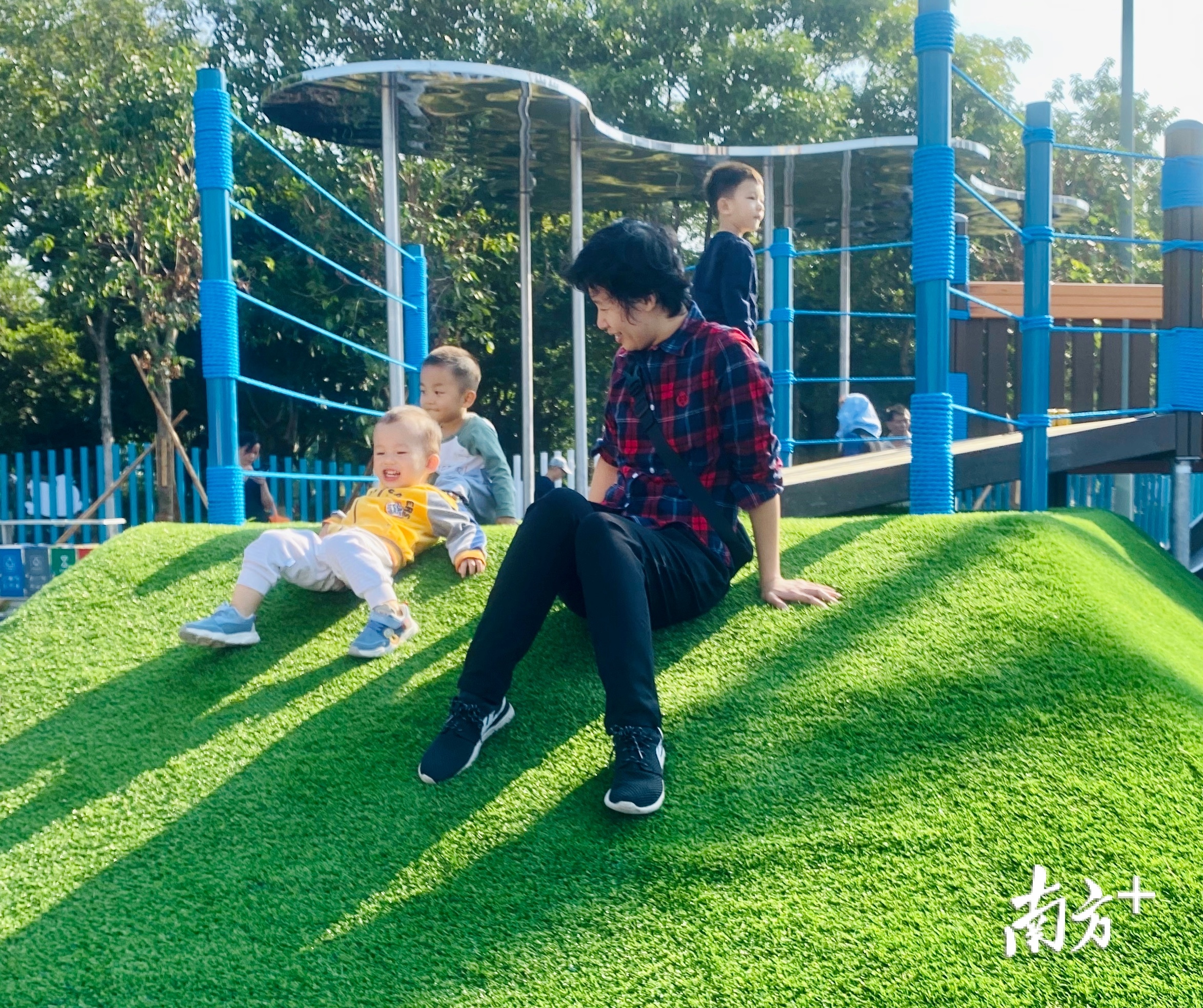 市民带着孩子在欢乐家庭运动小游园区域玩耍。肖莎莎 摄 市民带着孩子在欢乐家庭运动小游园区域玩耍。肖莎莎 摄