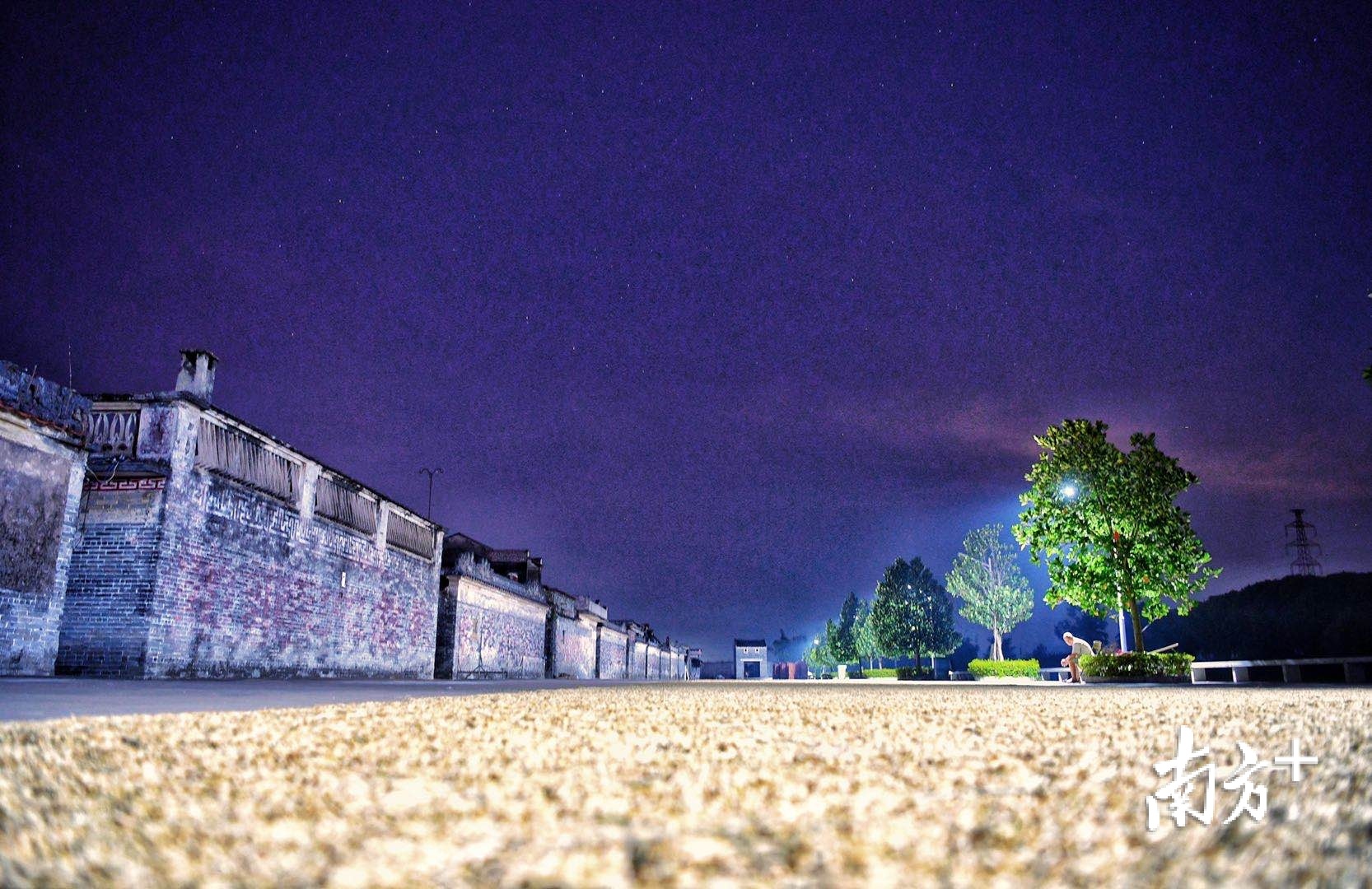 白墙黛瓦,阡陌交通,夜色流淌,鸡犬相闻。月山镇钱岗龙溪村里,村民们正享受片刻宁静。 白墙黛瓦,阡陌交通,夜色流淌,鸡犬相闻。月山镇钱岗龙溪村里,村民们正享受片刻宁静。