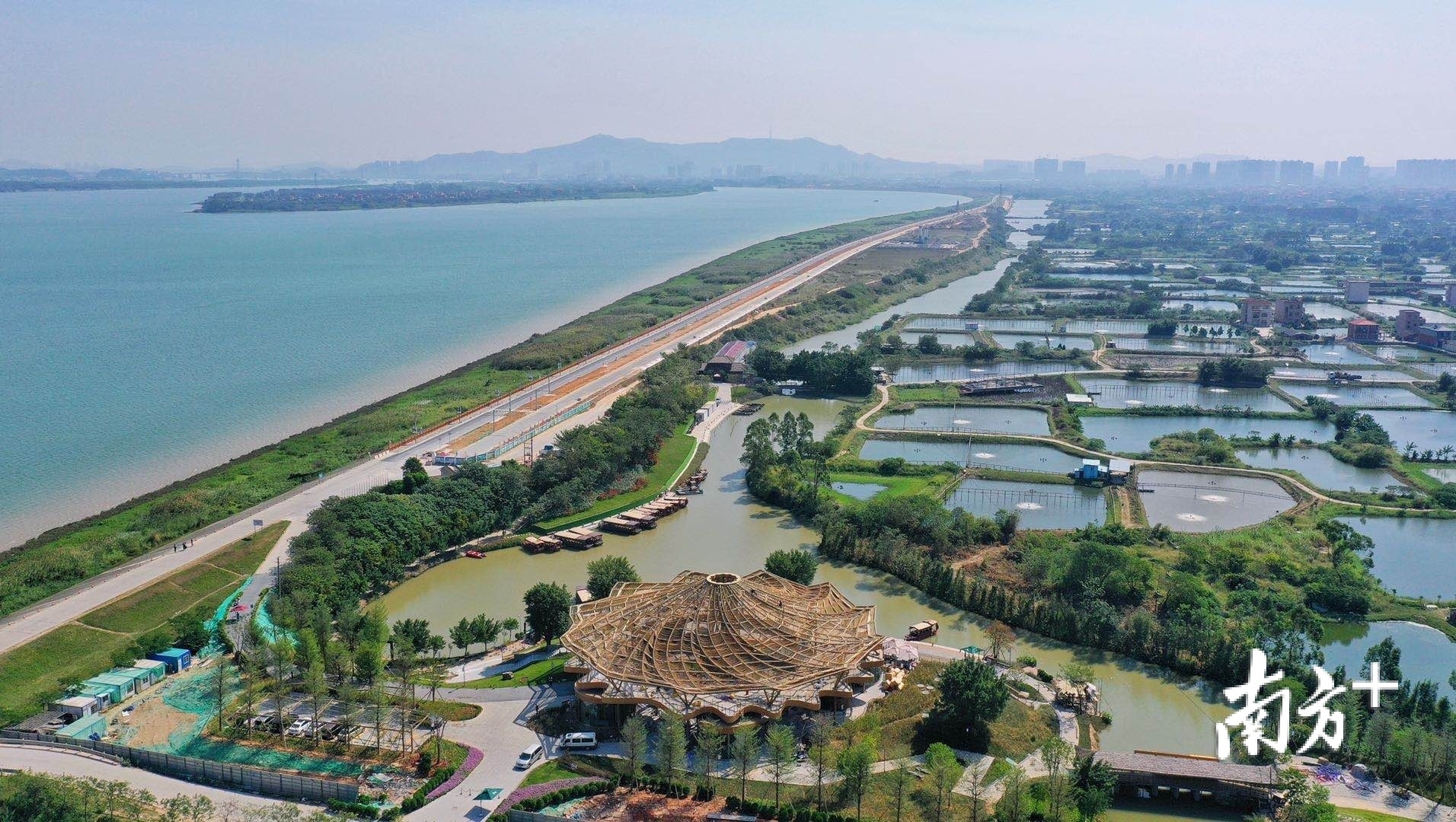 一条长堤将古劳水乡与西江分隔,形成了特有的“围墩”水乡风貌。 一条长堤将古劳水乡与西江分隔,形成了特有的“围墩”水乡风貌。