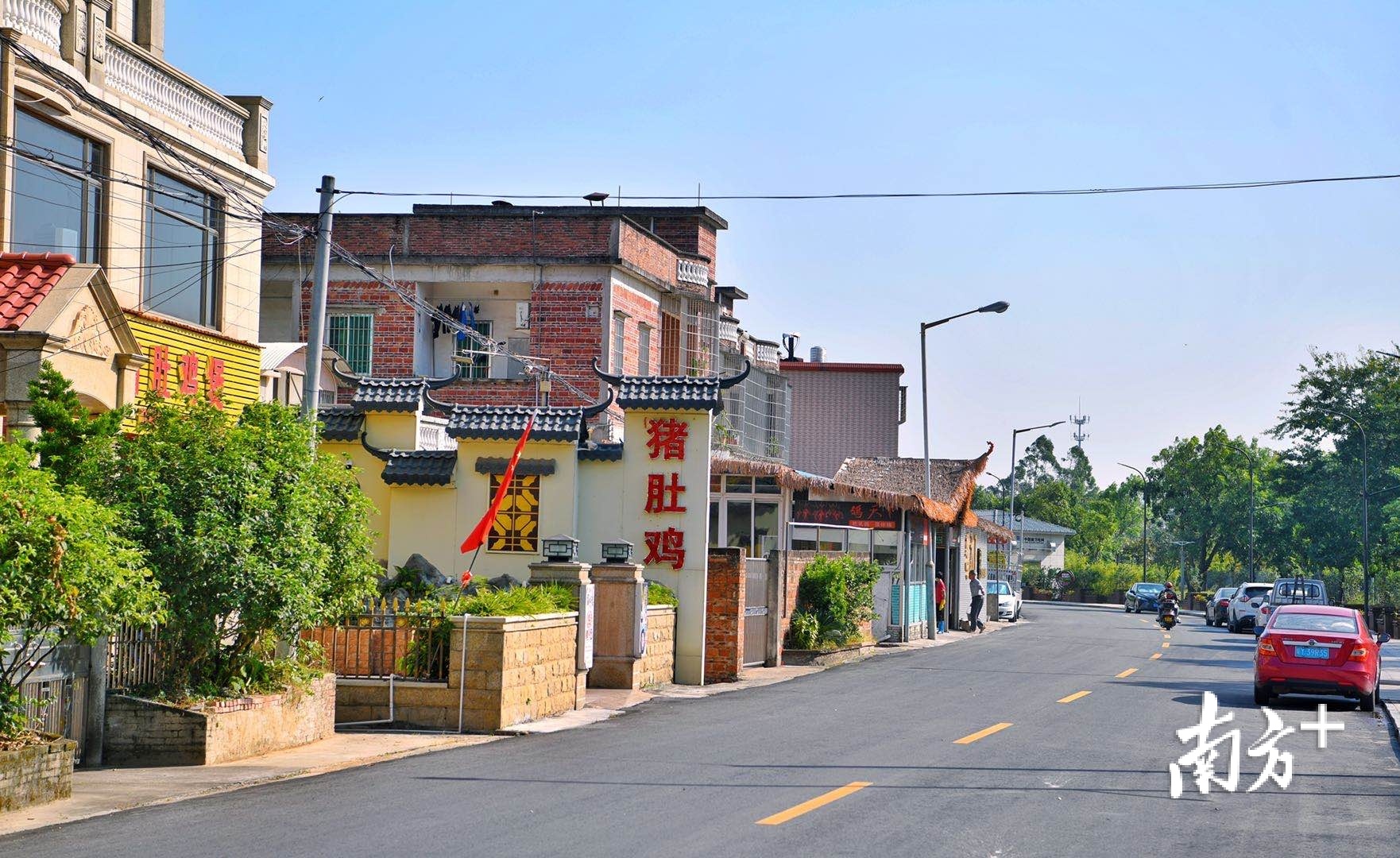 竹树坡村环境优美,美食街独居特色。 竹树坡村环境优美,美食街独居特色。