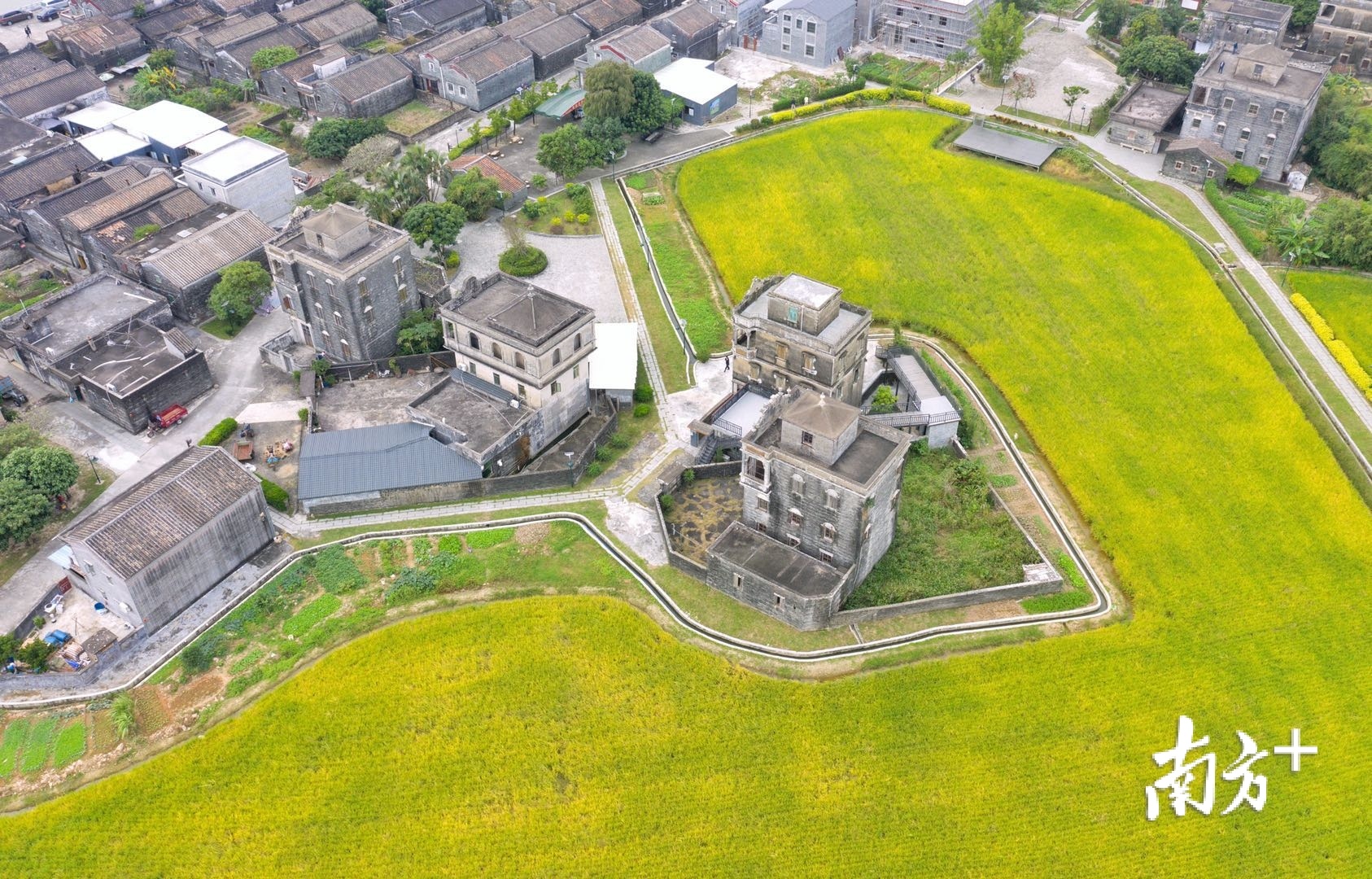 浮月村洋楼一般高耸村后,起到“靠山”的作用,表达村民期望“步步高升”“更上一层楼”的美好愿望。 浮月村洋楼一般高耸村后,起到“靠山”的作用,表达村民期望“步步高升”“更上一层楼”的美好愿望。