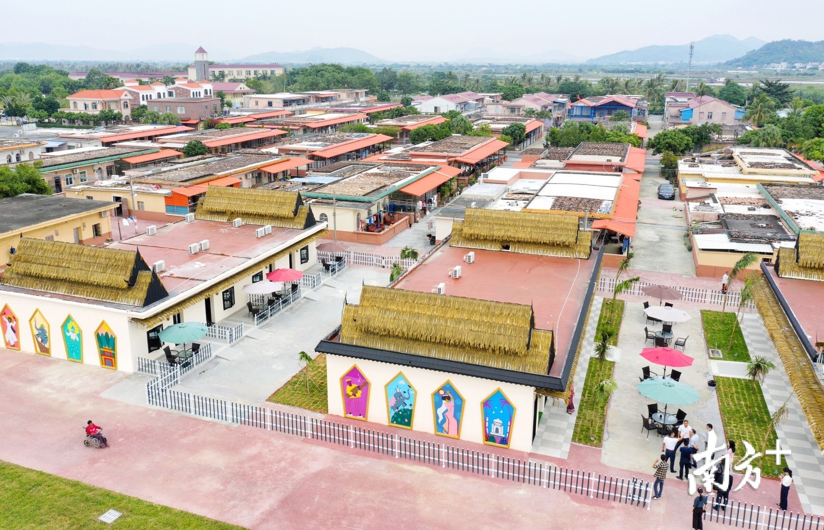 海宴镇五丰村始建于1963年初,为安置13个东南亚国家和地区的归侨难侨立村,因此有“小小联合国”之称。 海宴镇五丰村始建于1963年初,为安置13个东南亚国家和地区的归侨难侨立村,因此有“小小联合国”之称。