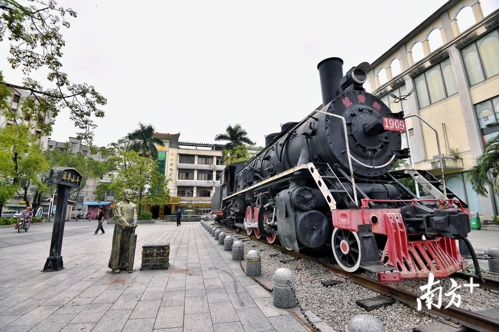 陈宜禧纪念广场位于斗山镇。图为陈宜禧铜像和蒸气火车头。 陈宜禧纪念广场位于斗山镇。图为陈宜禧铜像和蒸气火车头。
