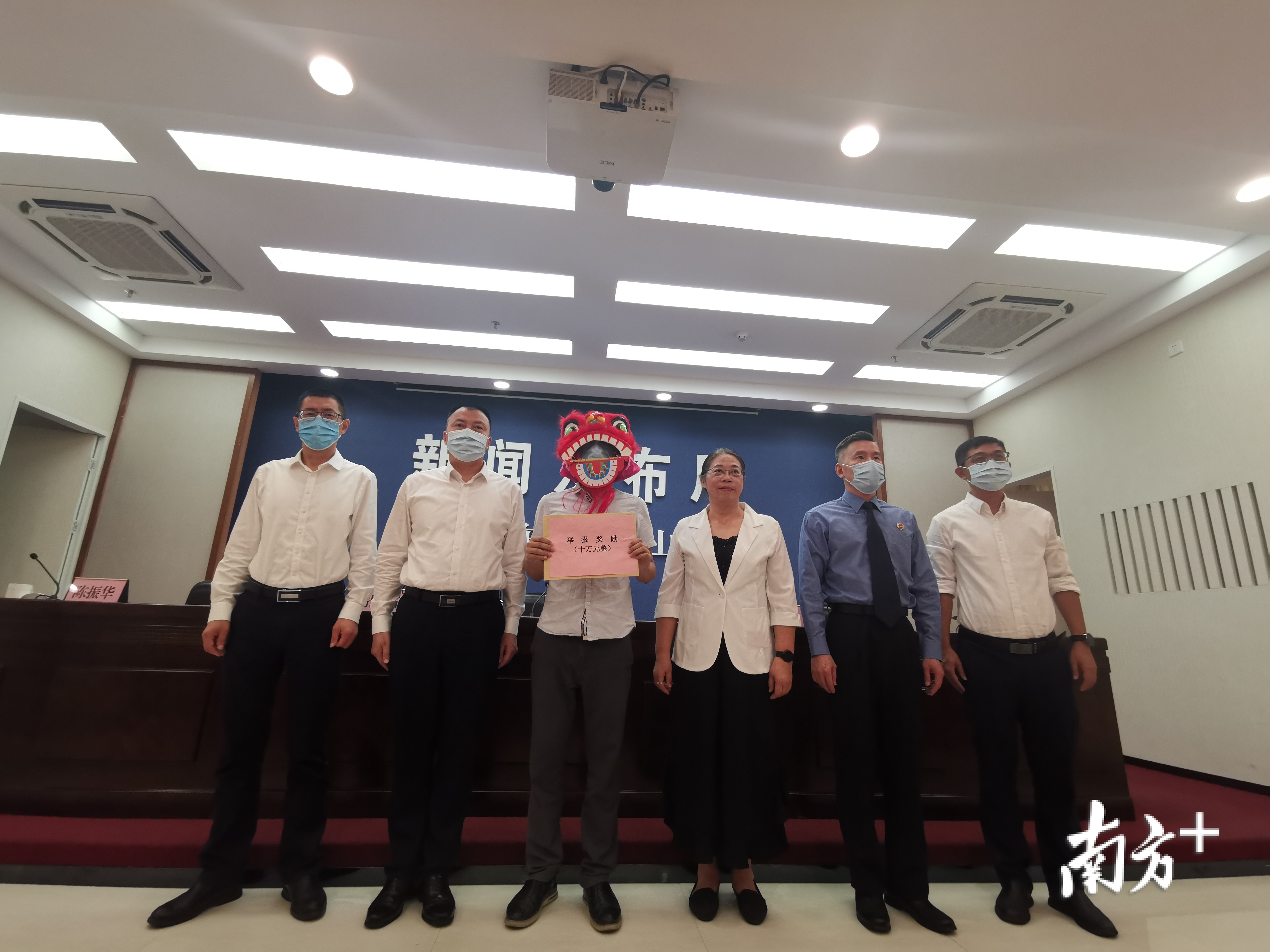 佛山市扫黑办向举报扫黑除恶有贡献的群众发放10万元奖金。唐梦 摄