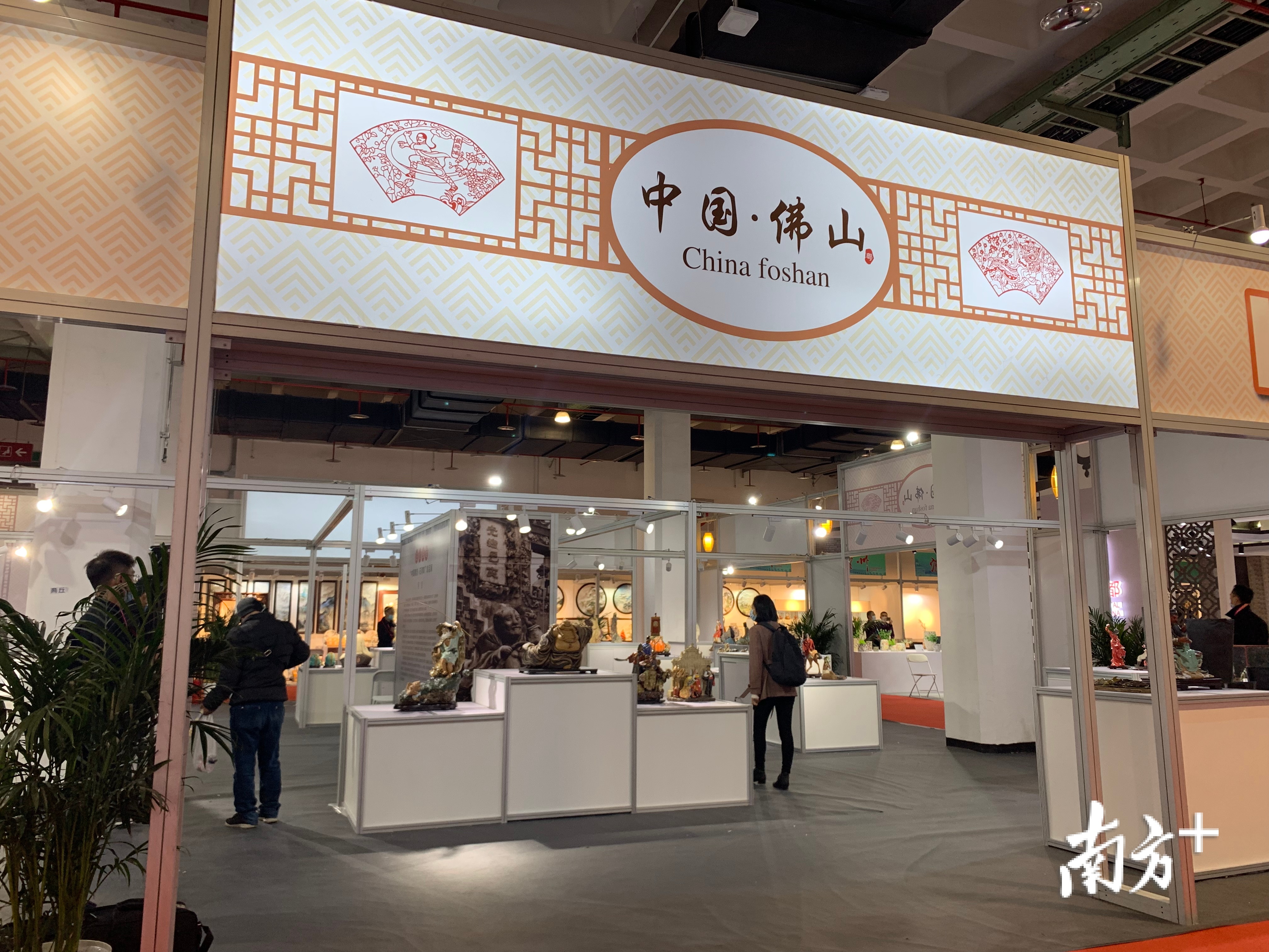 来自佛山60位陶艺大师的62件作品亮相北京展会。王芃琹 摄