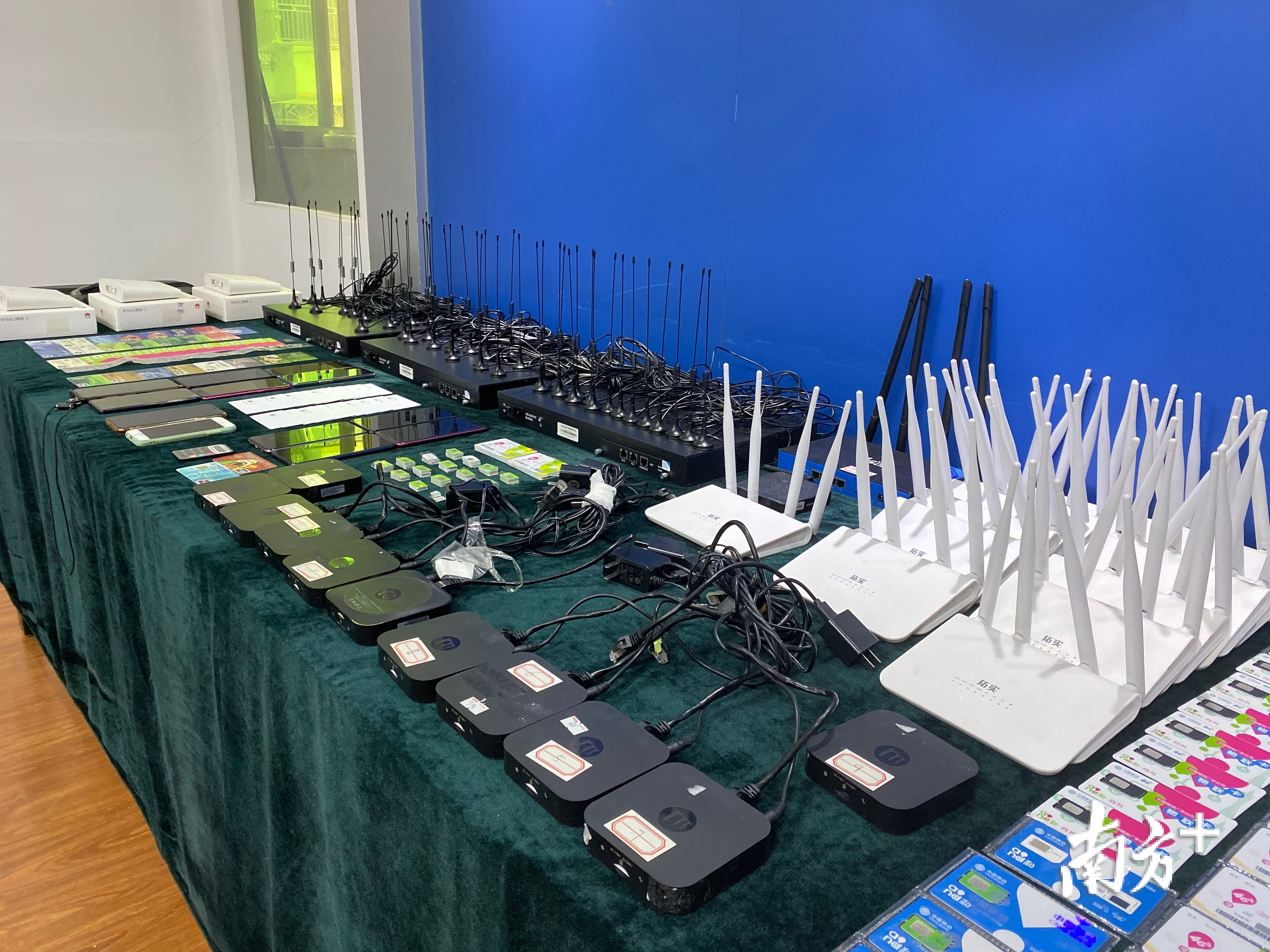 发布会还设置了打击治理电信网络诈骗犯罪成果展示区,展示近期缴获的作案工具。 发布会还设置了打击治理电信网络诈骗犯罪成果展示区,展示近期缴获的作案工具。