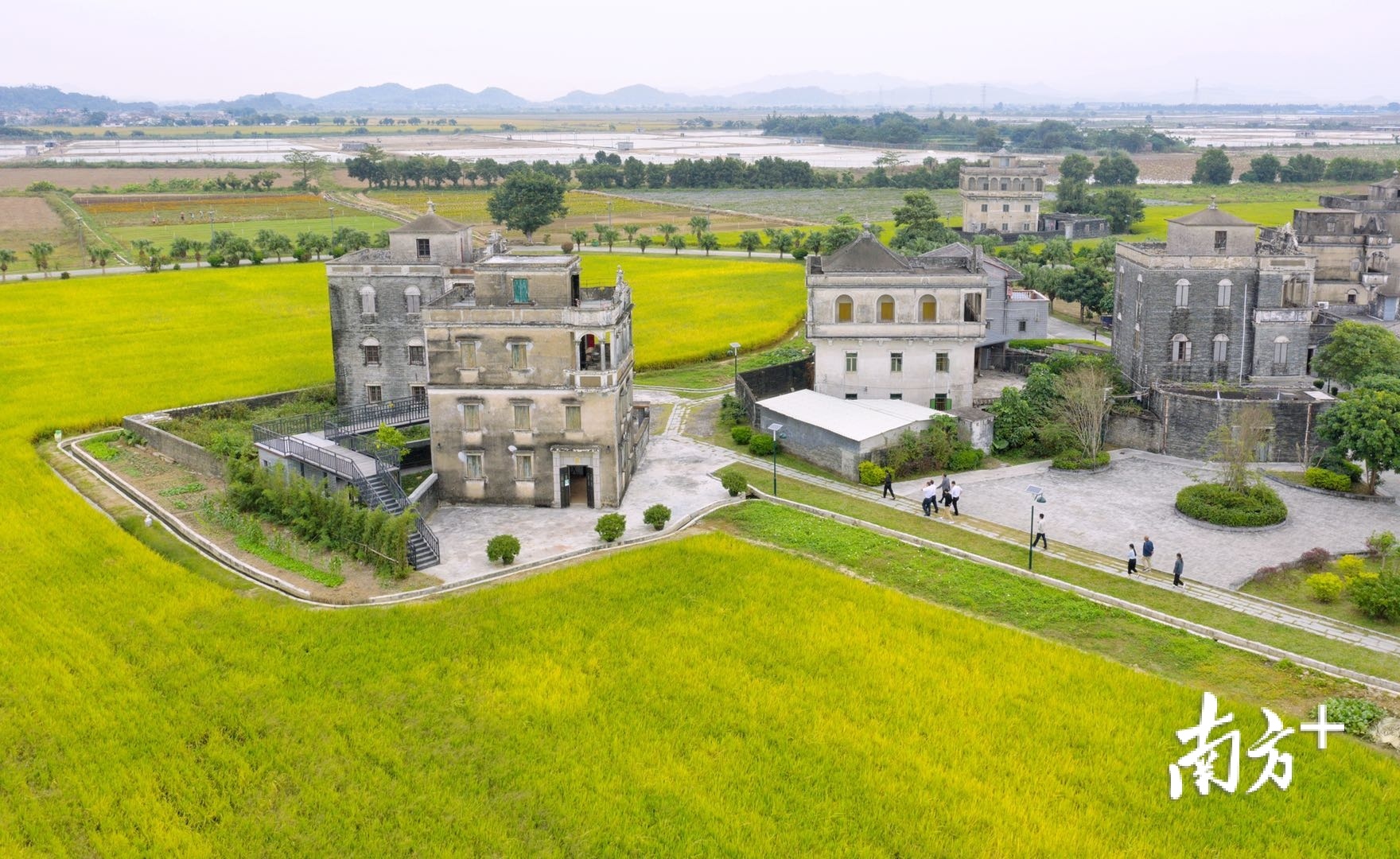 放眼望去,广袤的田园风光与典雅的洋楼建筑相映成趣,形成浮月村独特的田园诗歌式的风光。 放眼望去,广袤的田园风光与典雅的洋楼建筑相映成趣,形成浮月村独特的田园诗歌式的风光。