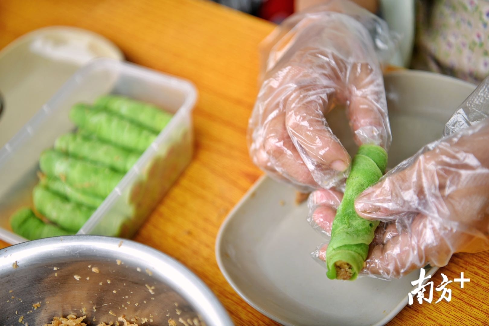 现做现卖的斑斓卷和九层糕等特色美食深受各地游客喜爱。 现做现卖的斑斓卷和九层糕等特色美食深受各地游客喜爱。