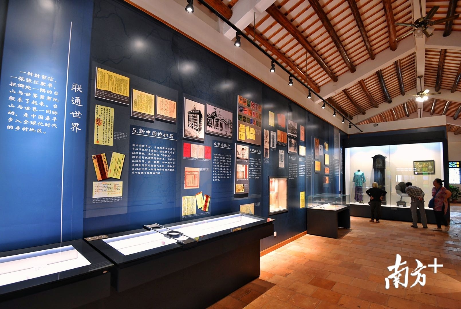 海口埠银信博物馆共展出了千余张银信及反映近代华人在海外奋斗,支援祖国建设的图片,向世人讲述江门乡亲的“海外奋斗故事”。 海口埠银信博物馆共展出了千余张银信及反映近代华人在海外奋斗,支援祖国建设的图片,向世人讲述江门乡亲的“海外奋斗故事”。