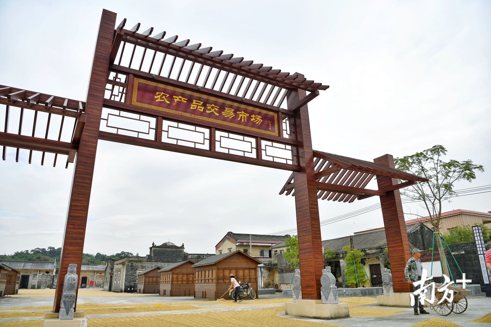 乘着乡村振兴的东风,横江农产品交易市场拔地而起,当地农产品有了新销路,拓宽了村民致富路。 乘着乡村振兴的东风,横江农产品交易市场拔地而起,当地农产品有了新销路,拓宽了村民致富路。