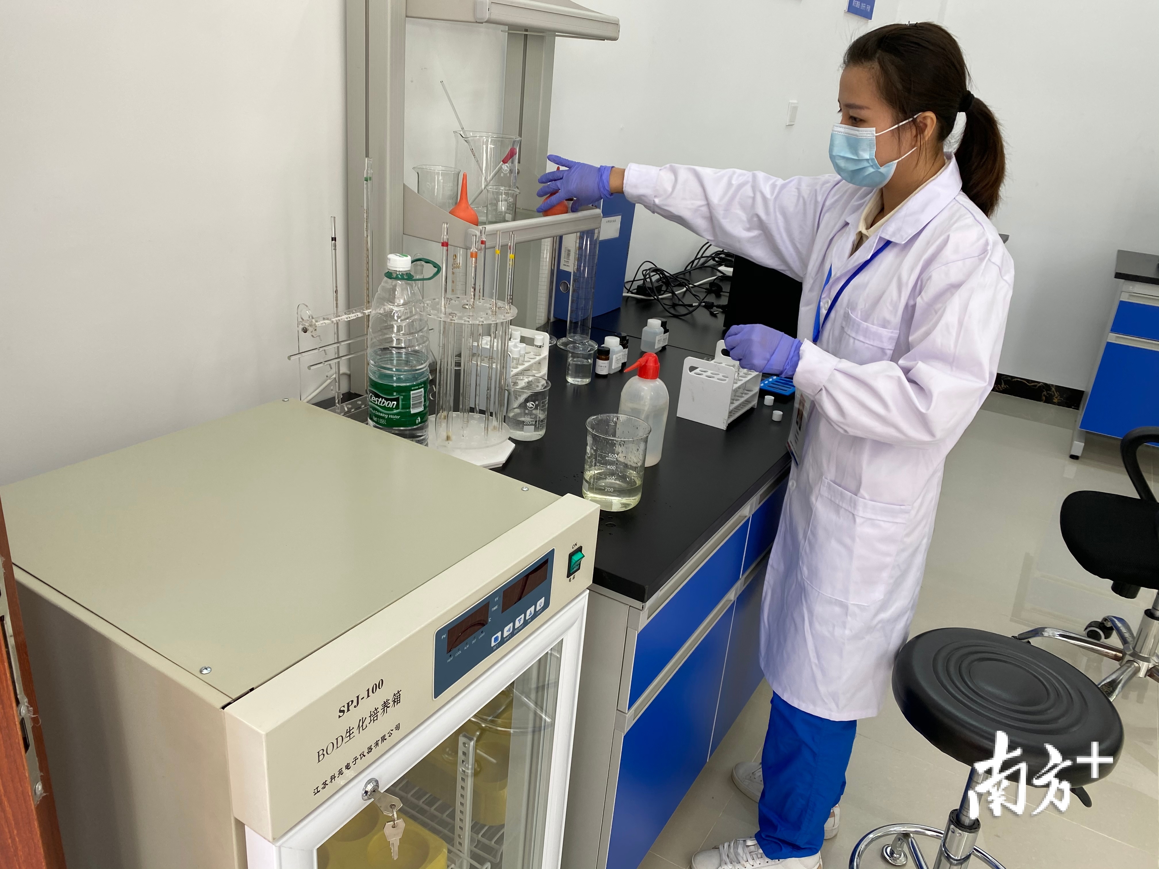 工作人员实时对水质进行抽检。 李志颖摄