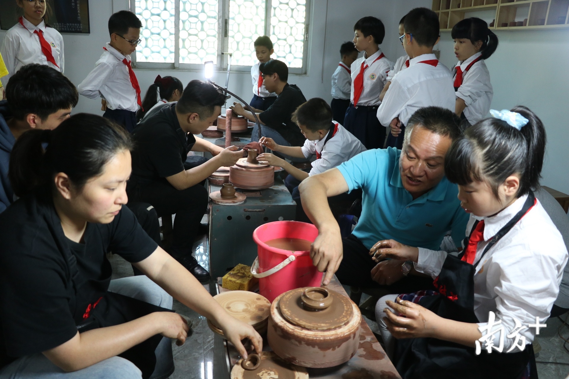 学生们动手进行手拉壶制作。