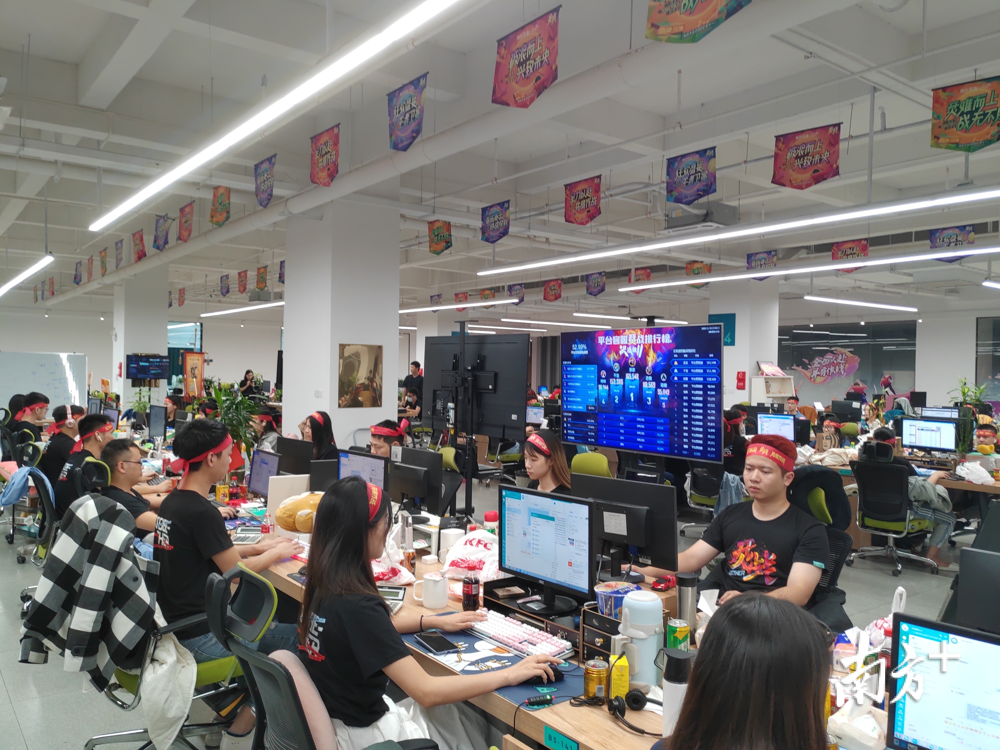 “双十一”当晚，林氏木业总部员工们正在忙碌。王谦 摄