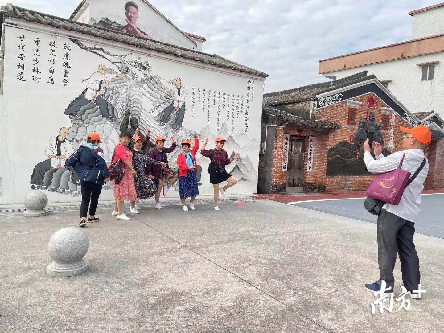 在京梅村壁画前“耍功夫”的游客们。李霭莹摄 在京梅村壁画前“耍功夫”的游客们。李霭莹摄