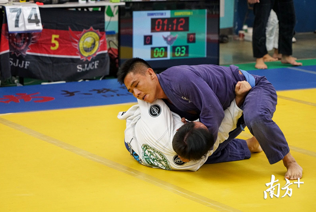 佛山特警周进杭参加巴西柔术比赛。