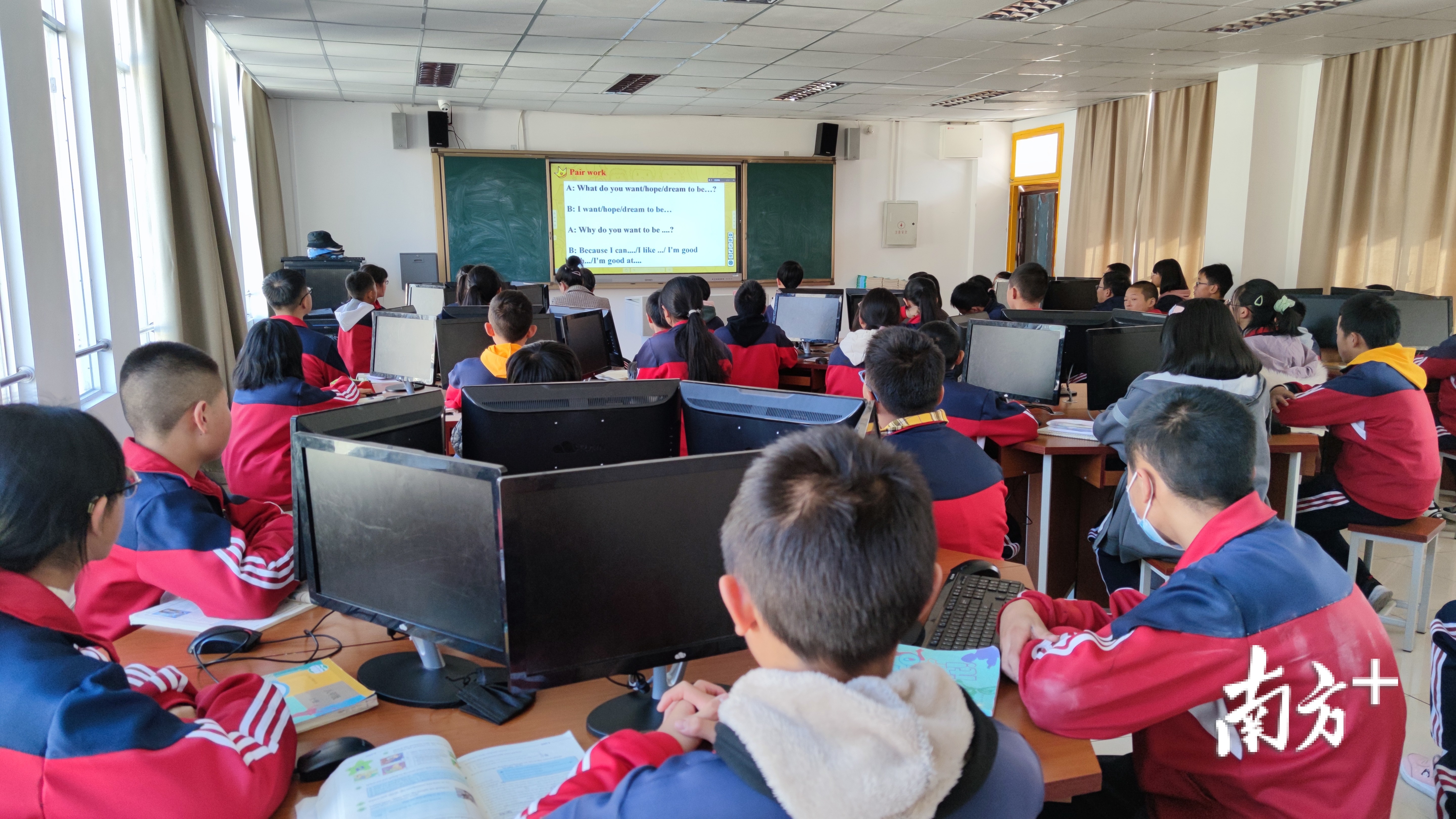 林芝八一中学学生通过线上云平台与石龙三中学生同上英语课。