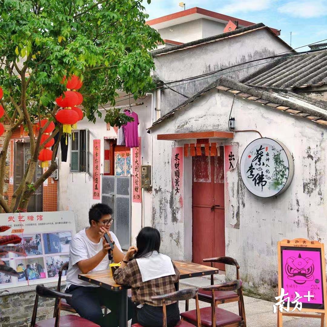 京梅村村民将自家庭院改造成了小吃店。曾亮超摄