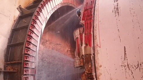 伴随着始发命令的一声令下，“东新1号”盾构机徐徐转动起来……