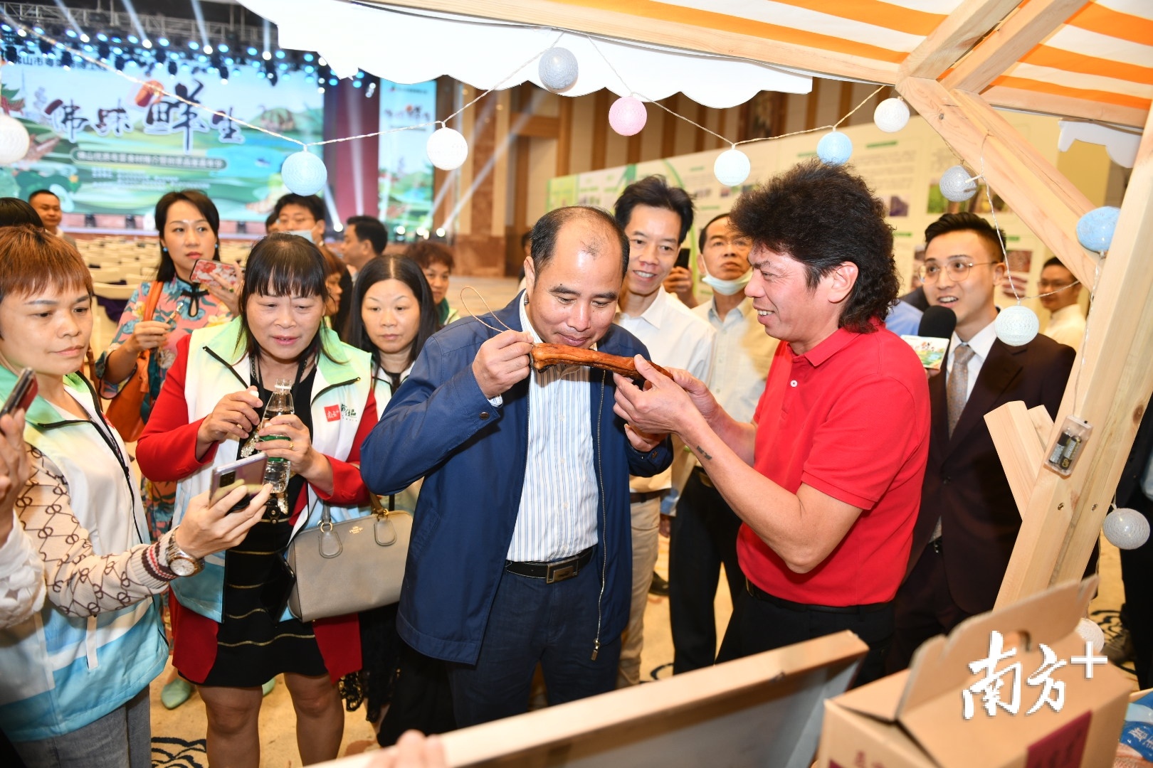活动现场展示的佛山优质食材吸引嘉宾围观。