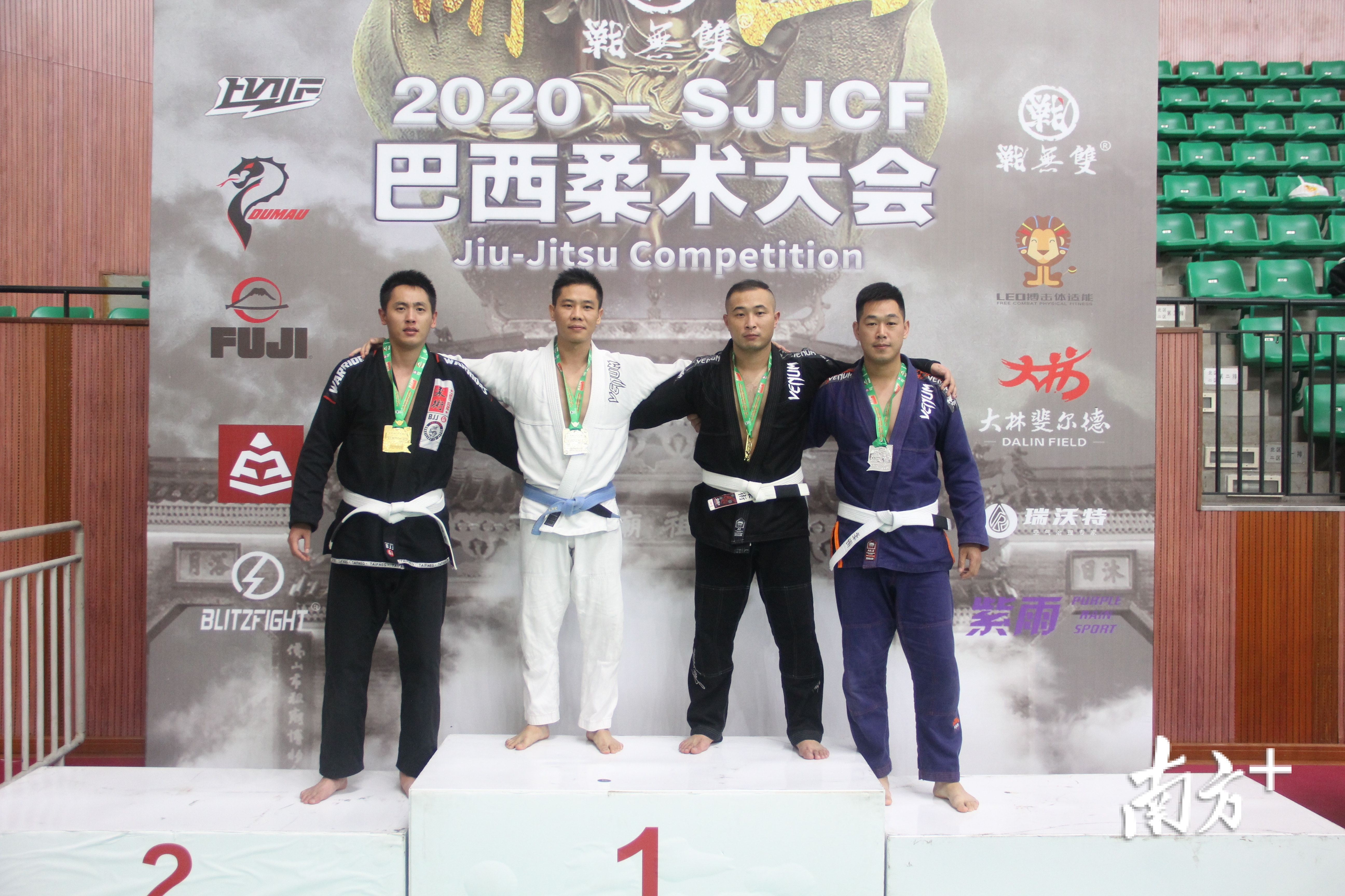 周进杭、李奎、职海鹏、喻兆波四位队友合影。