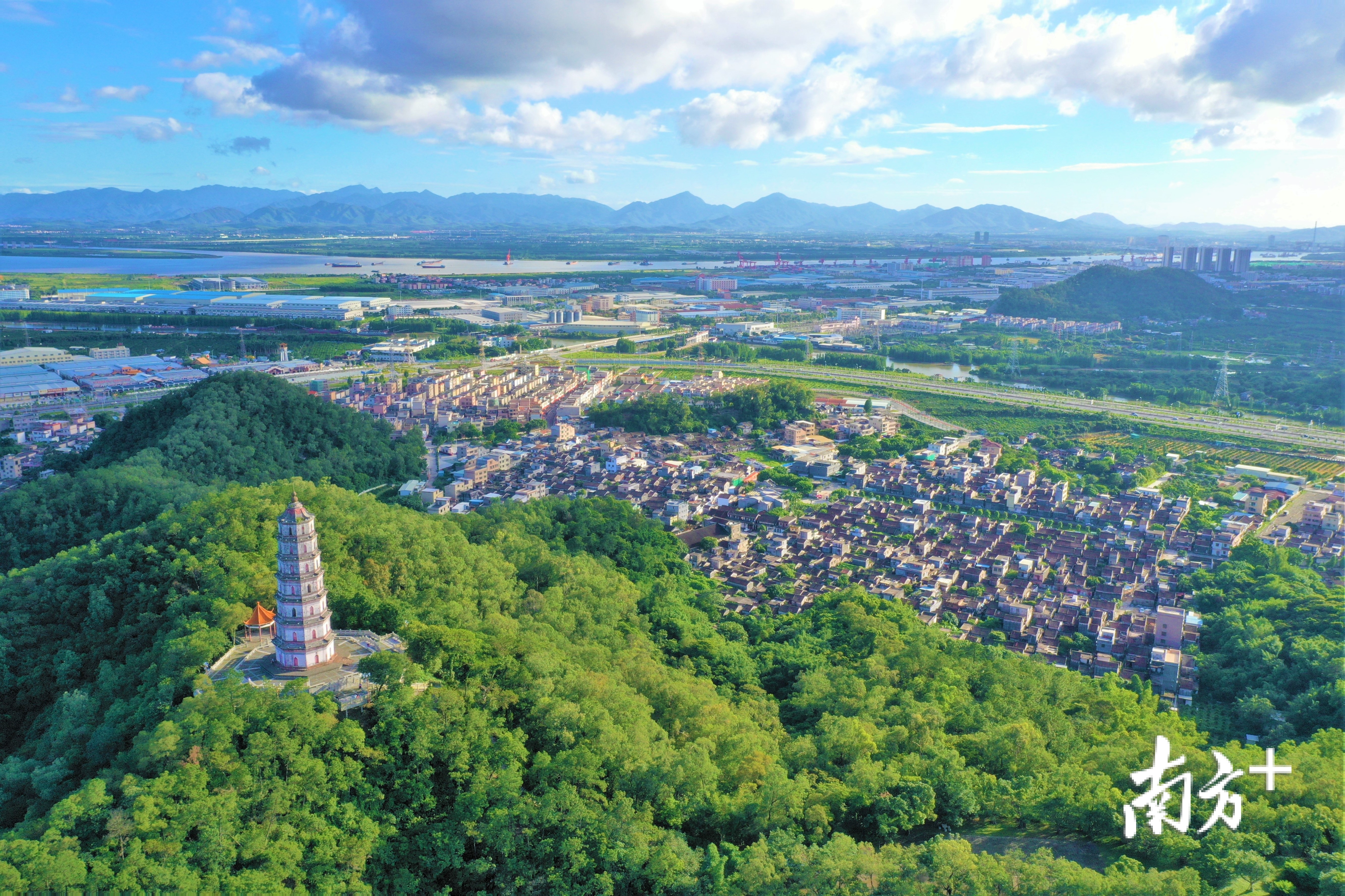 银洲湖畔,凌云塔下,是梁启超的故里茶坑村。杨兴乐摄