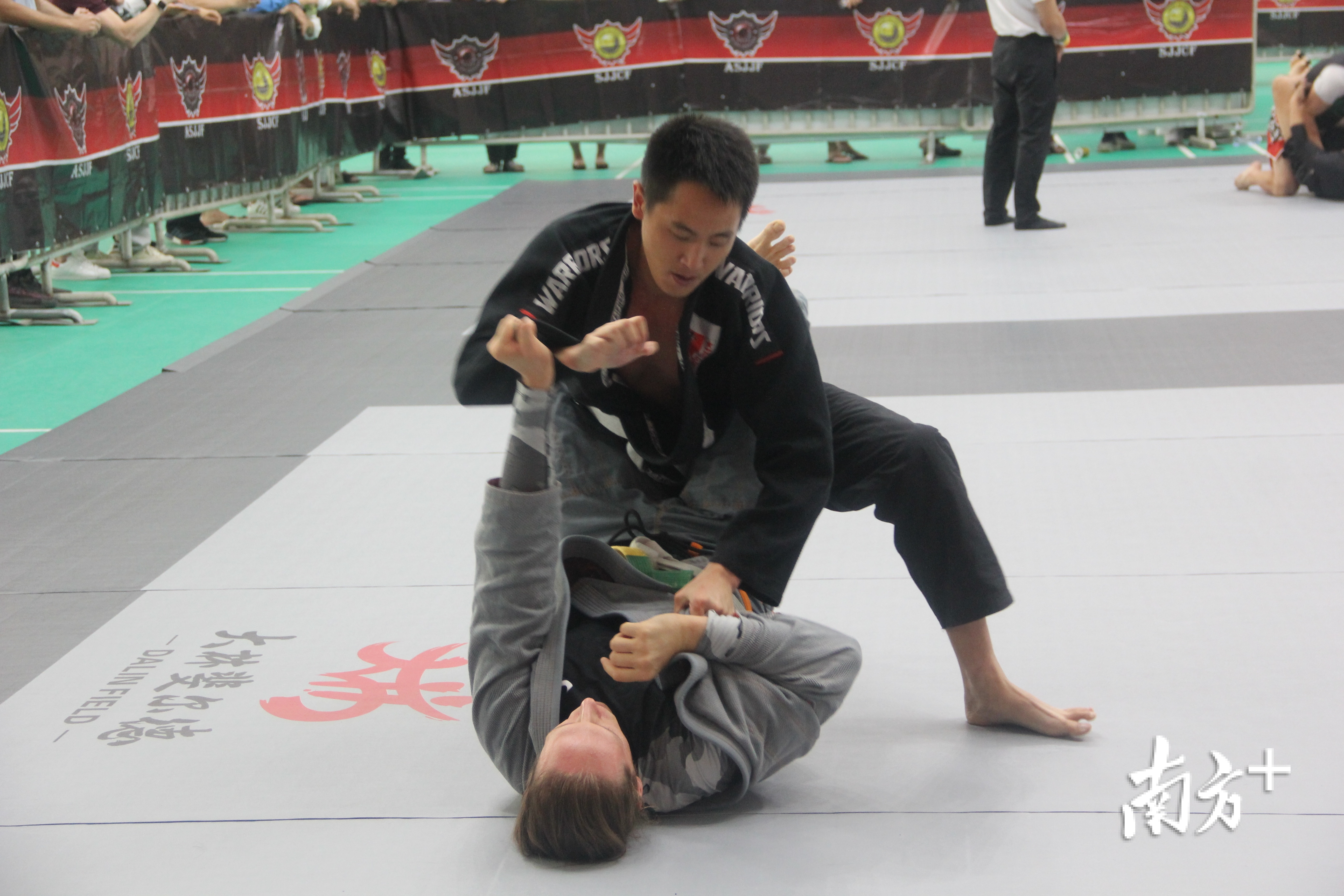 佛山特警罗茂雨参加巴西柔术比赛。