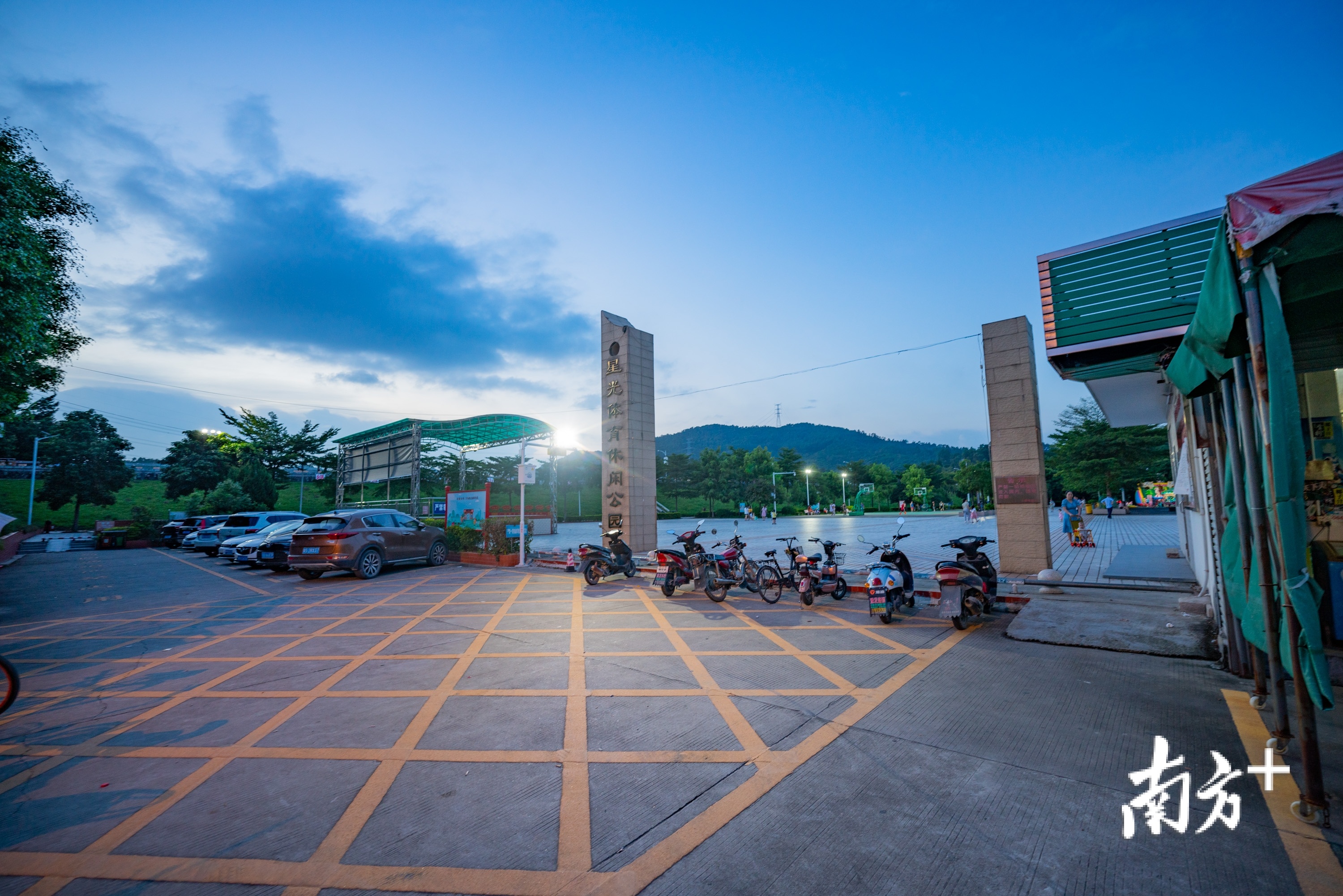 傍晚的星光体育休闲公园。