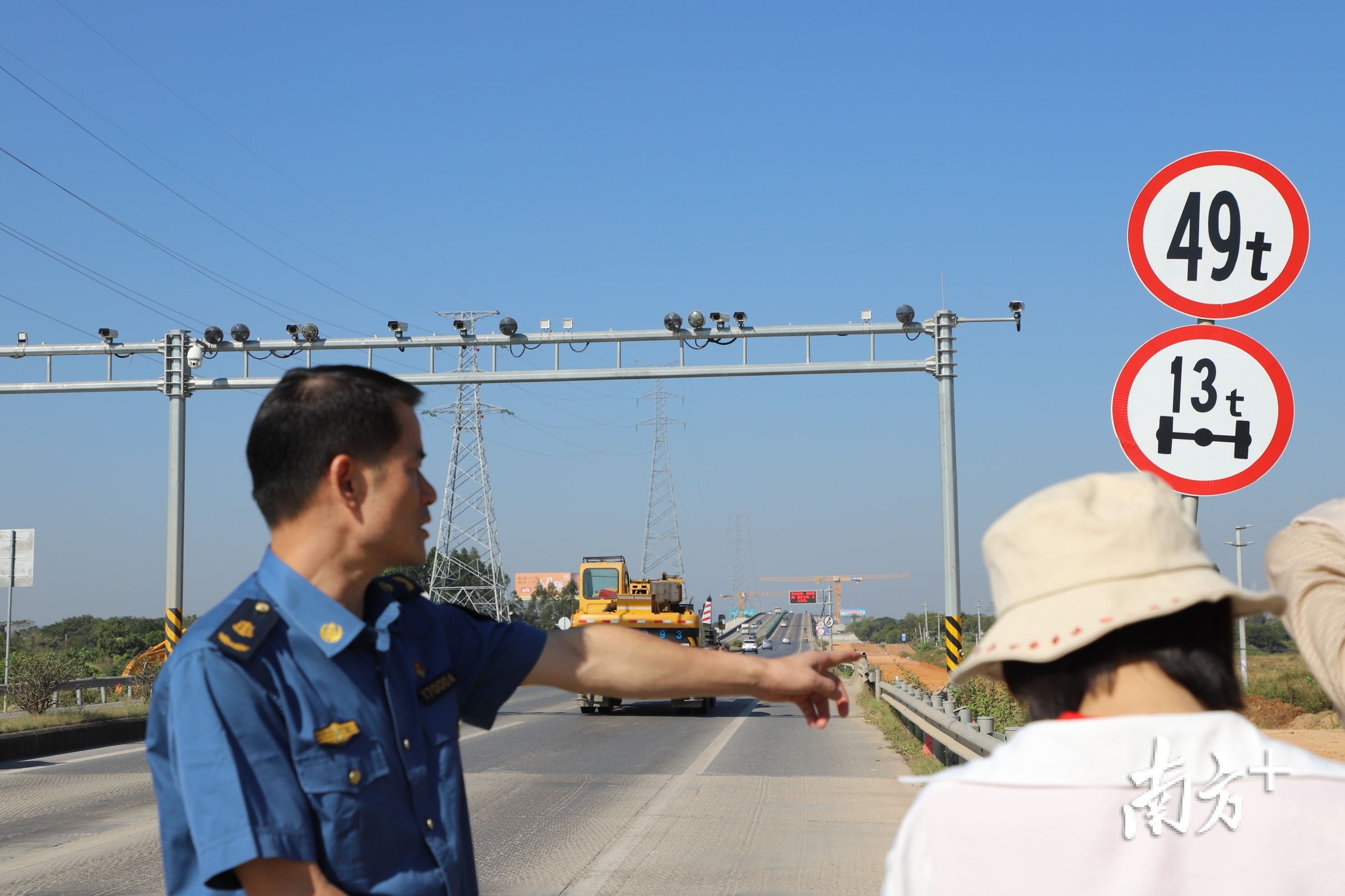 阳江市交通运输局执法监督科王文羡在现场介绍。