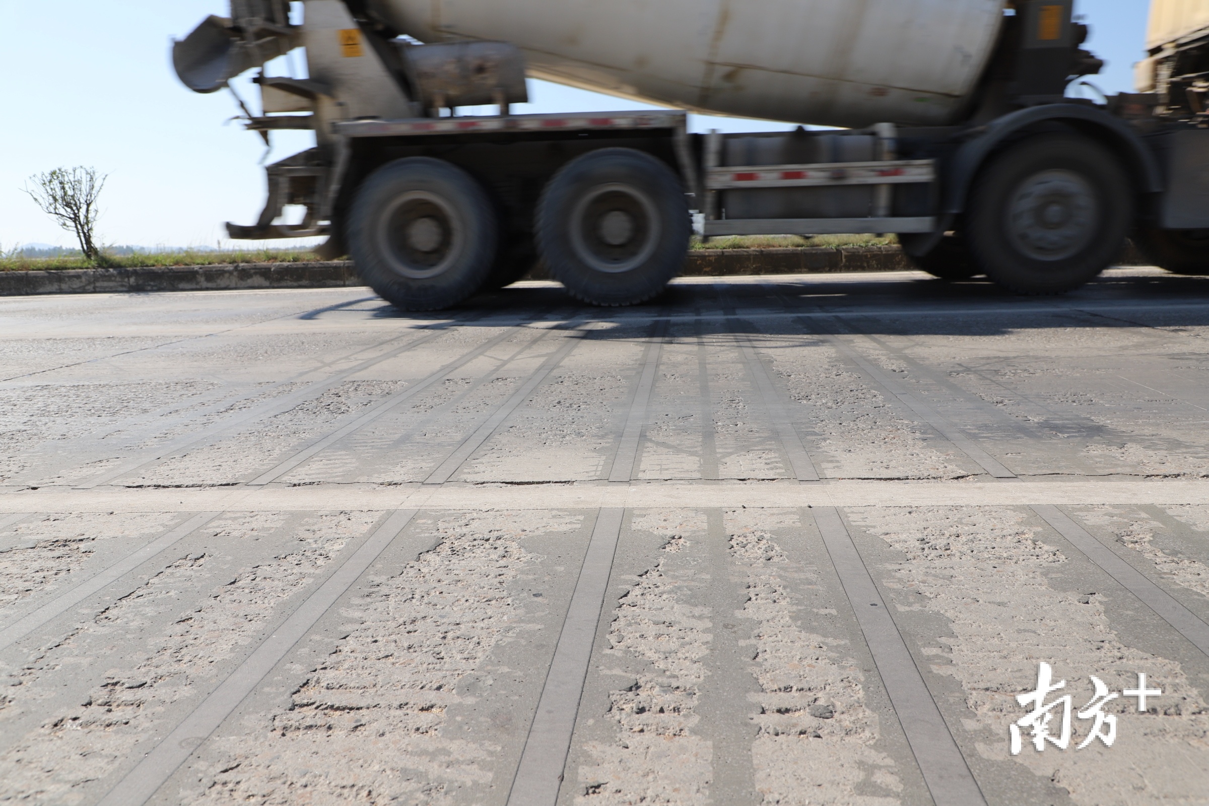 地面铺设6组传感器。