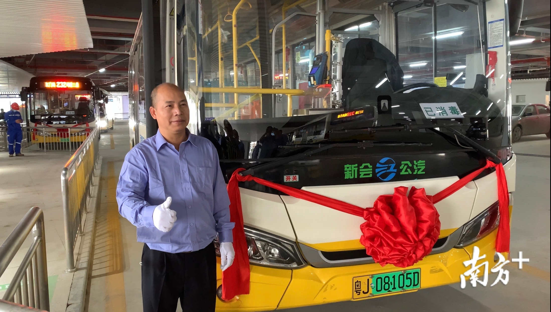 公交车司机在江门站首发留影。杨兴乐摄 公交车司机在江门站首发留影。杨兴乐摄