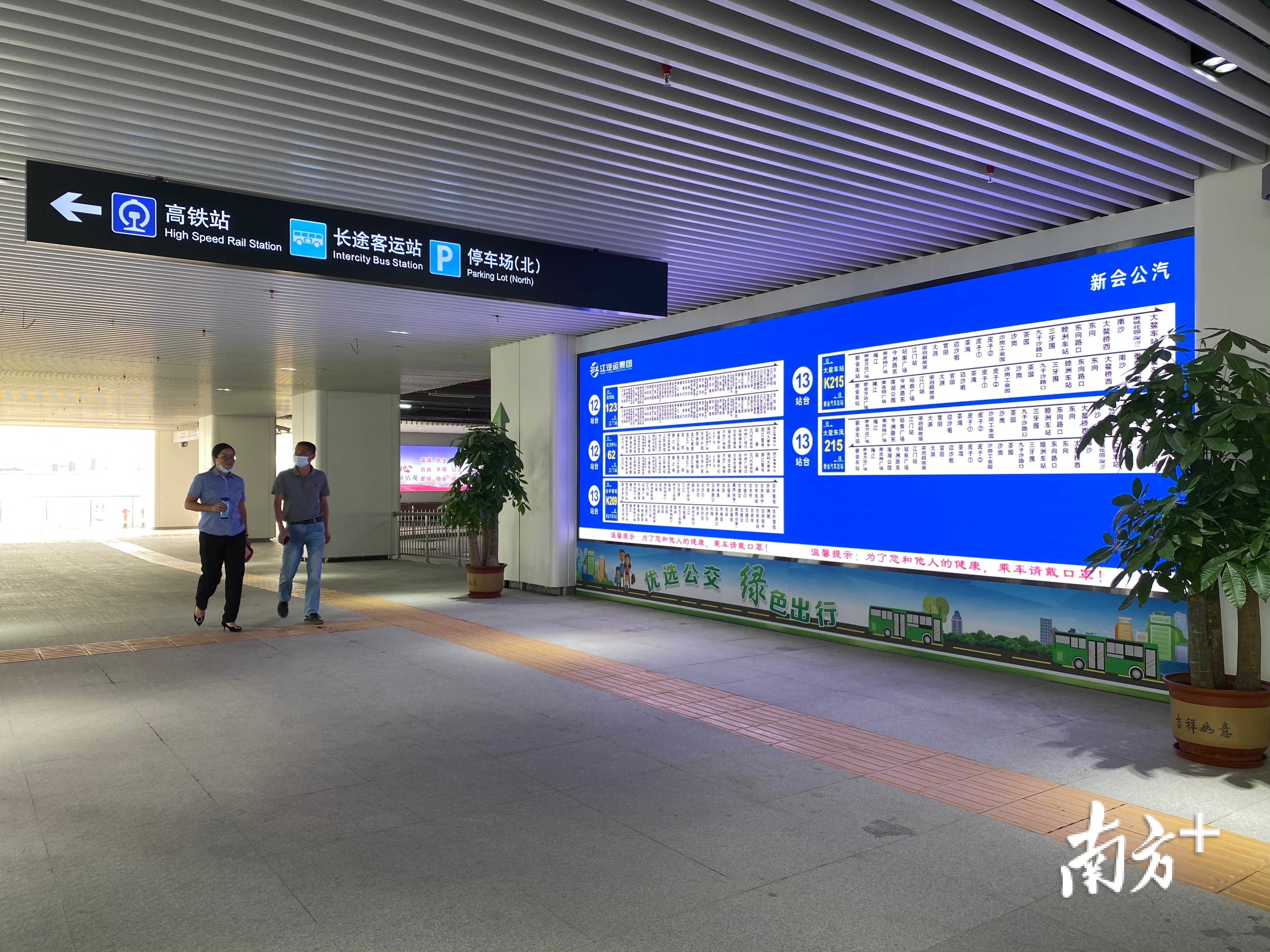 公交车进站位置有LED屏查询站点班次信息。杨兴乐摄 公交车进站位置有LED屏查询站点班次信息。杨兴乐摄