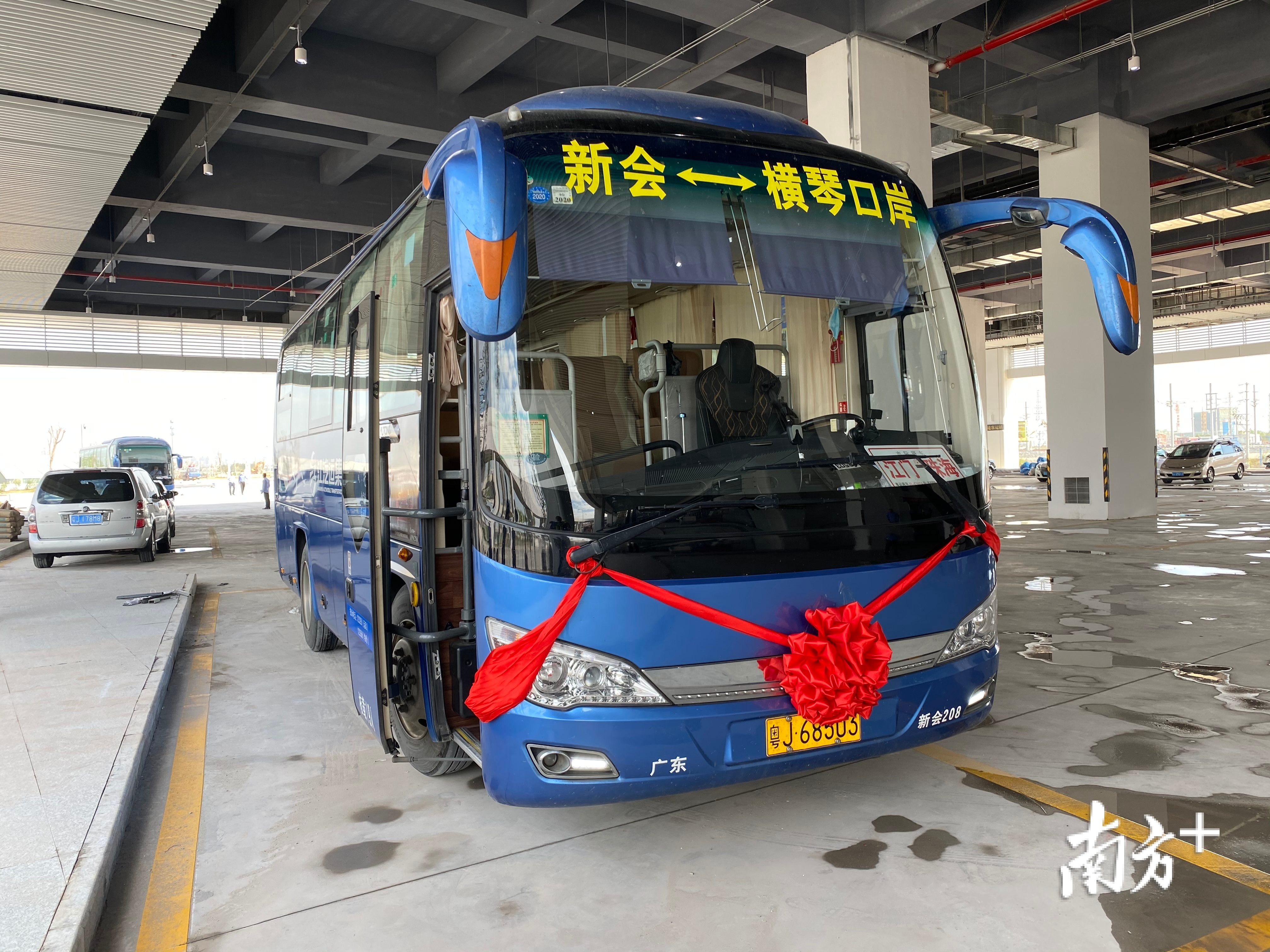 首日开通的班车都系上红绸大花。杨兴乐摄 首日开通的班车都系上红绸大花。杨兴乐摄