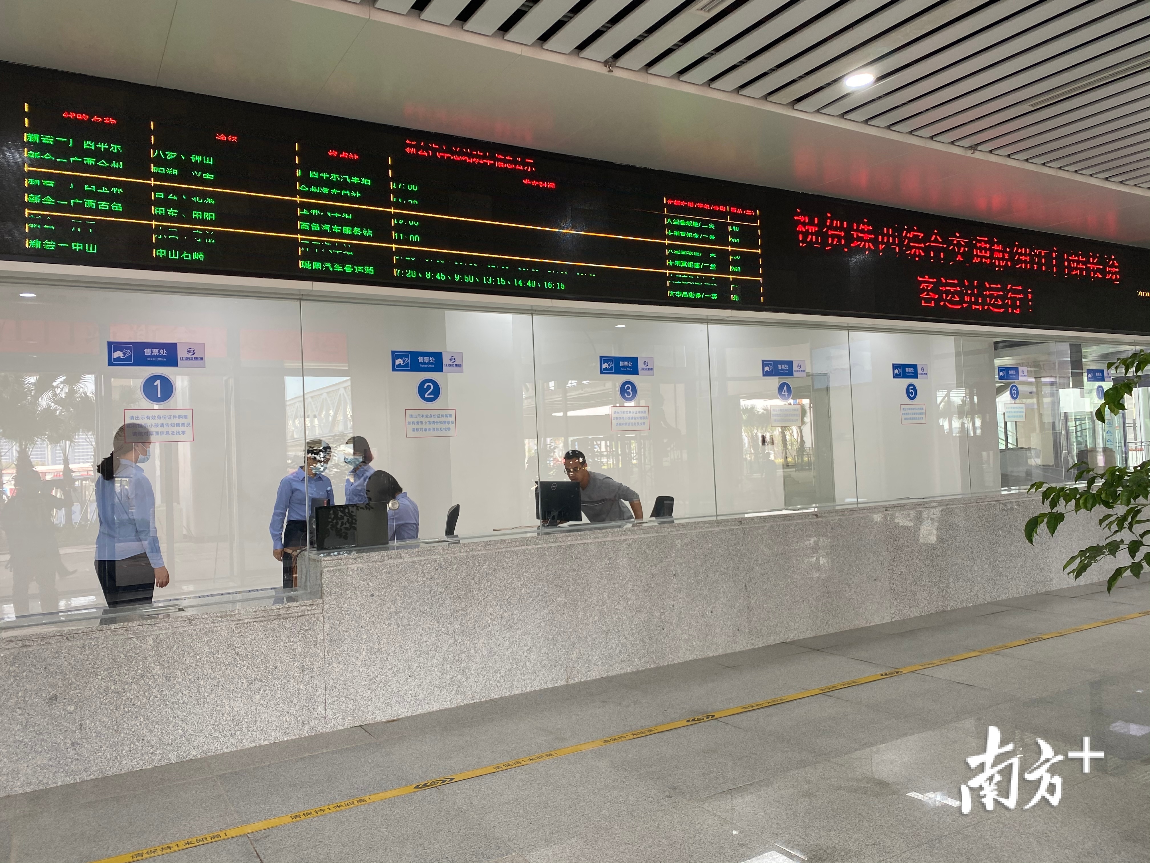 班车购票大厅时刻等待乘客到来。杨兴乐摄 班车购票大厅时刻等待乘客到来。杨兴乐摄