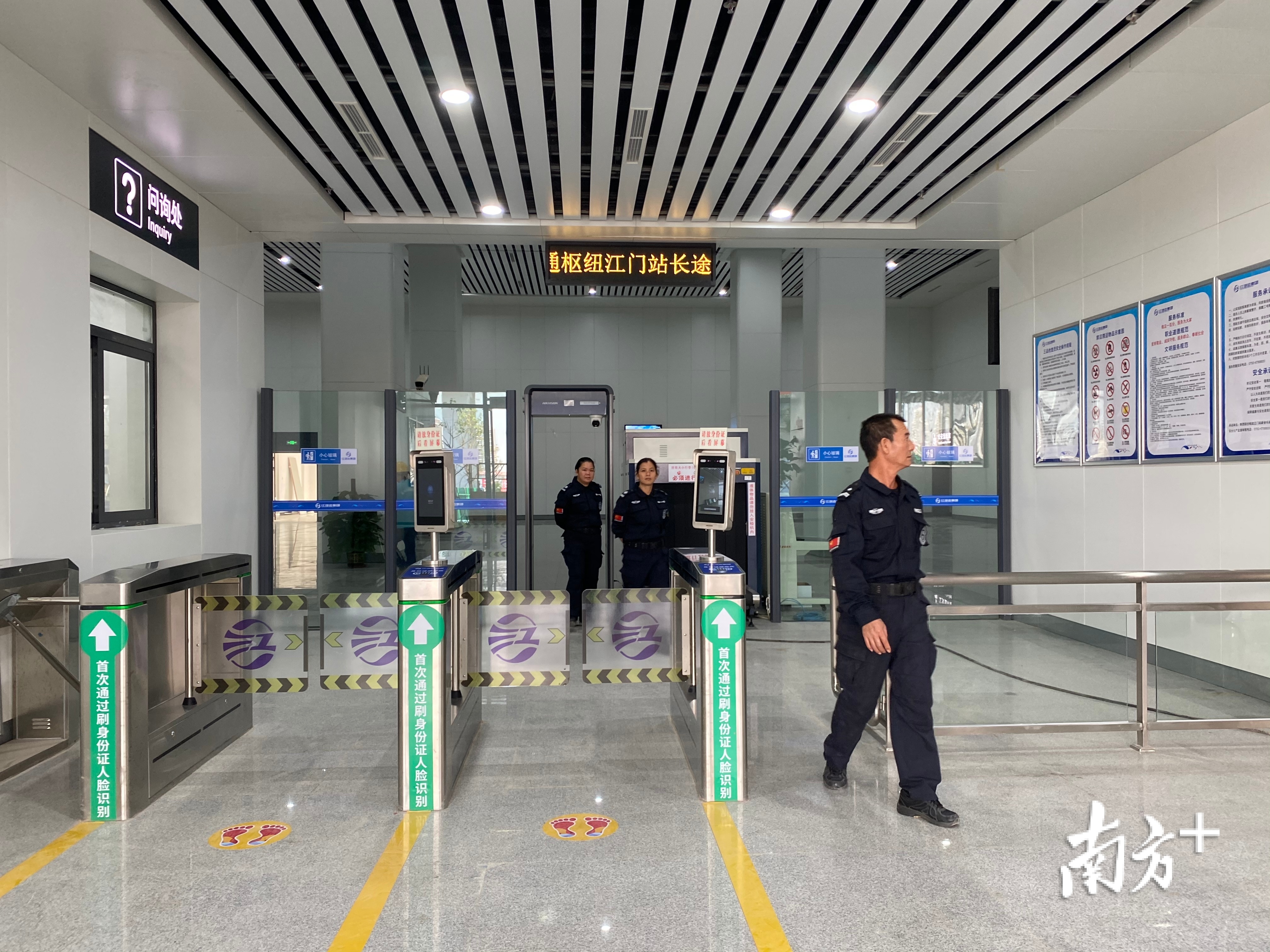 班车安检口准备就绪。杨兴乐摄 班车安检口准备就绪。杨兴乐摄