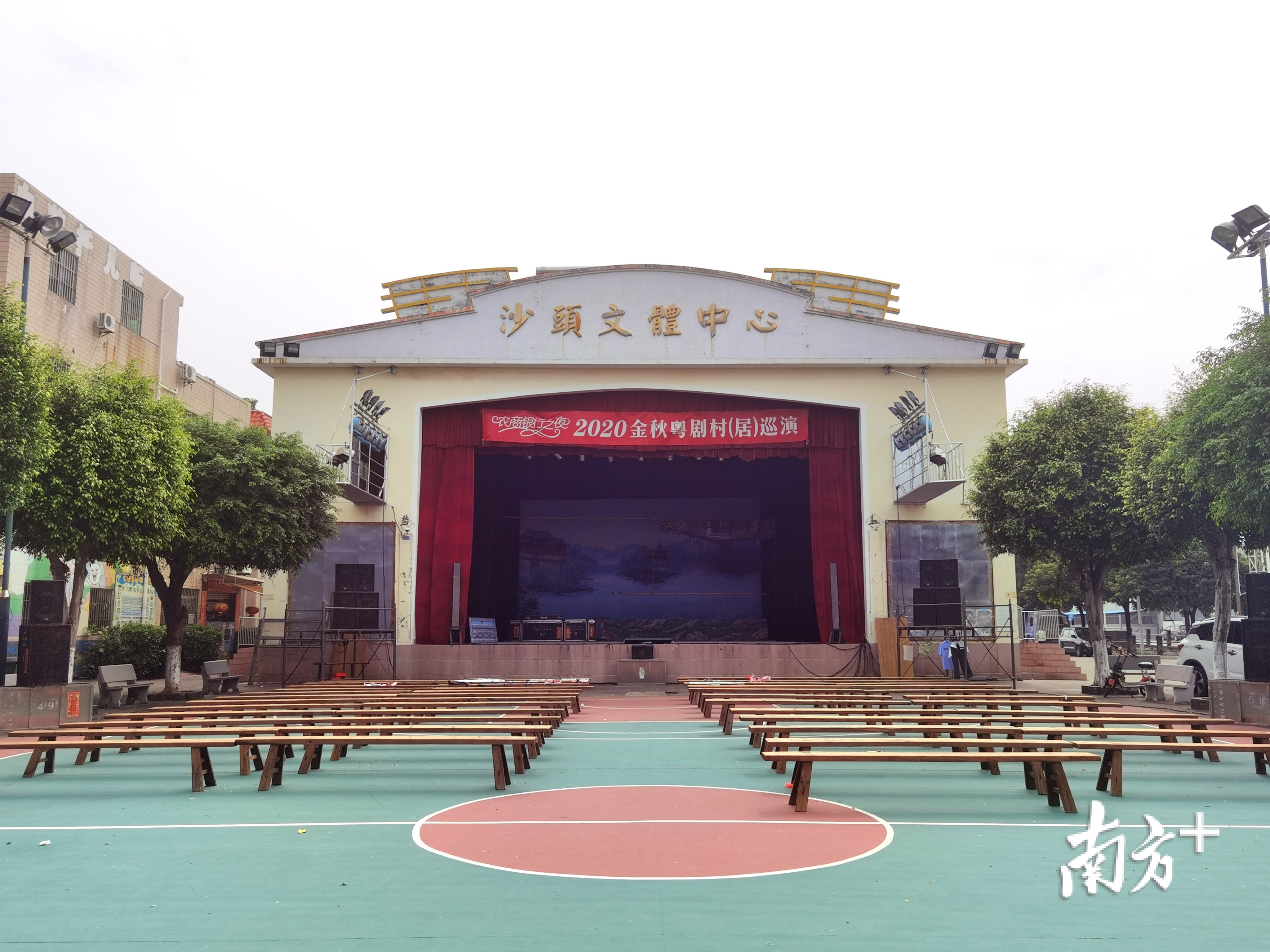 顺德艳阳天在沙头村的演出现场。 刘明 摄