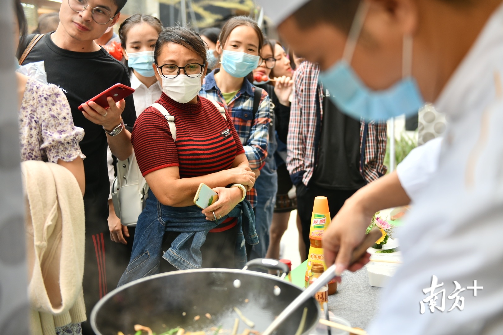 色香味俱全的菜品吸引市民围观。