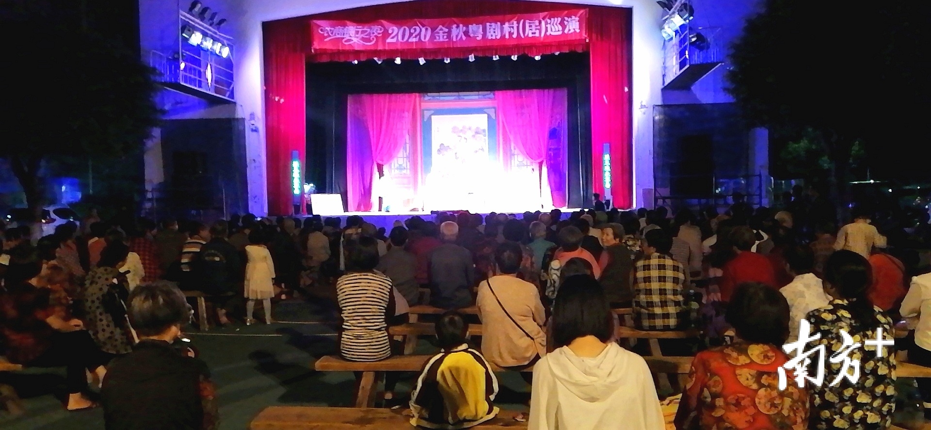 顺德艳阳天粤剧团正在演出《梁祝恨史》。 受访者供图