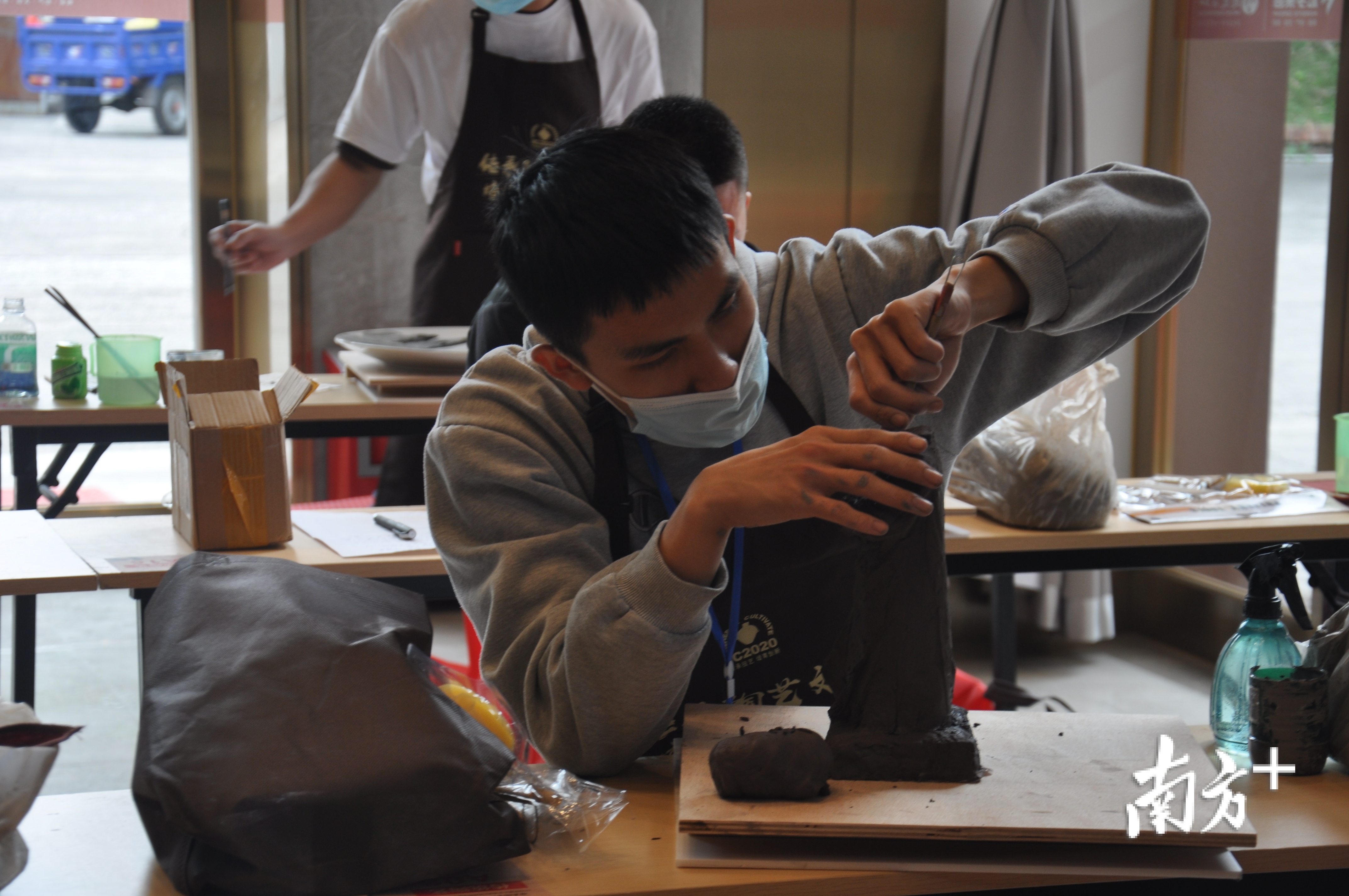 参赛者比拼陶艺。