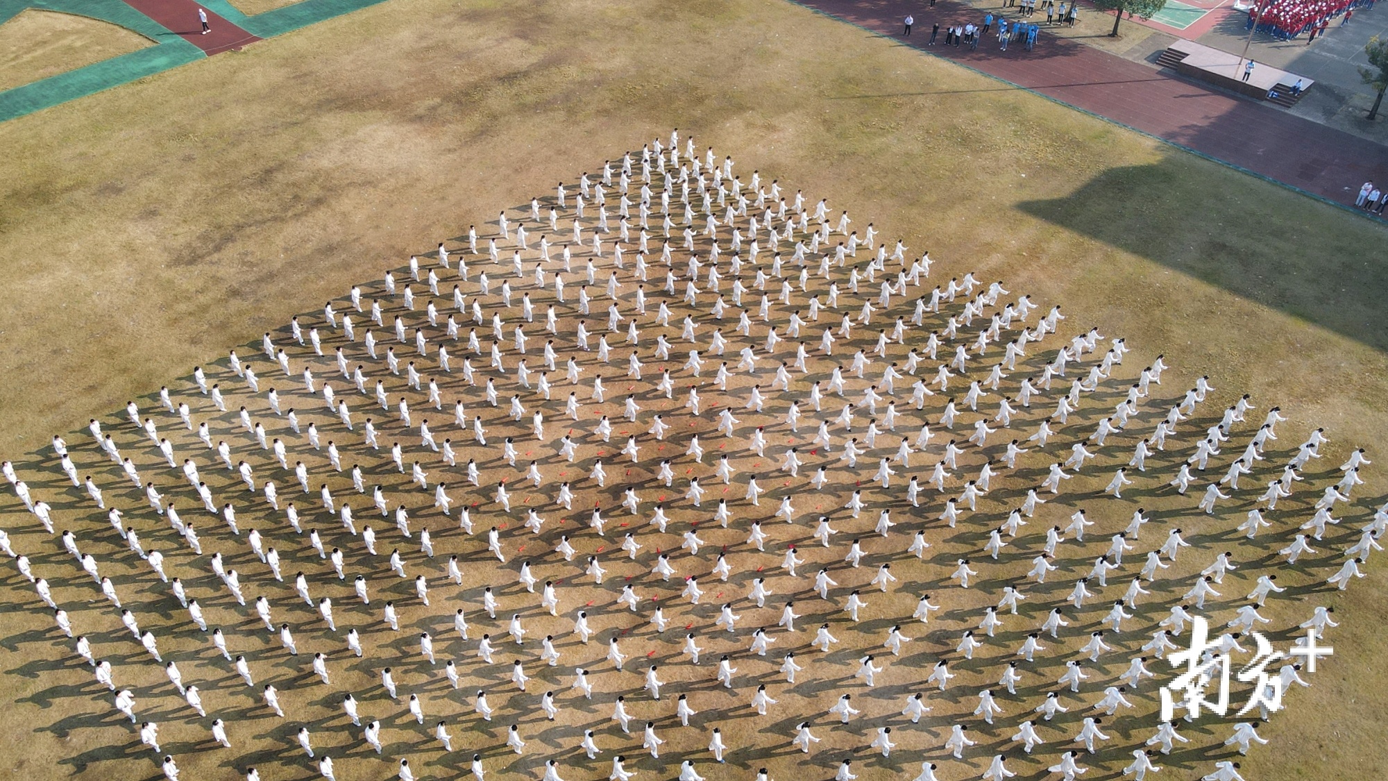 高二年级太极方阵。